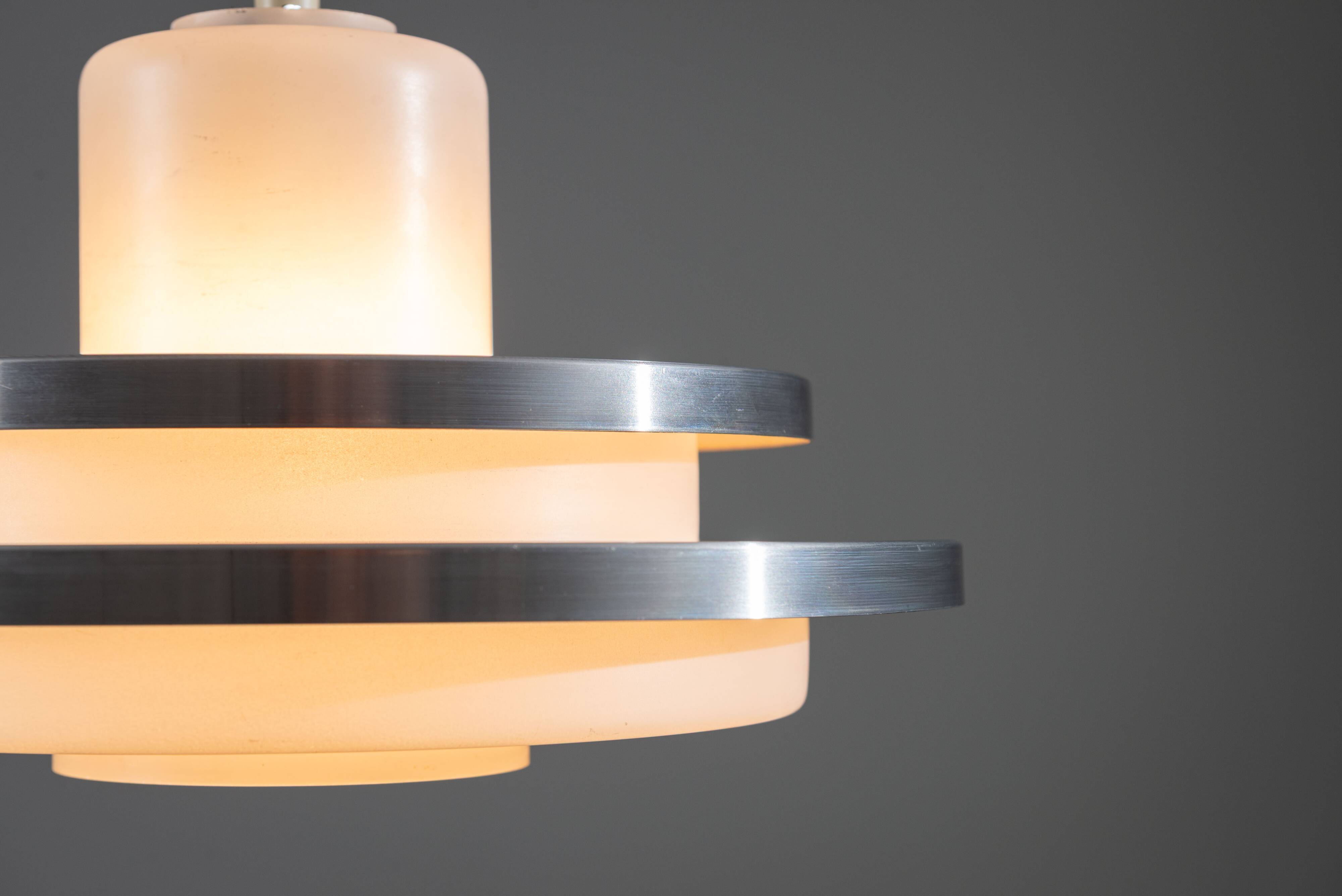 Doria pendant in opal glass with decorative aluminium discs