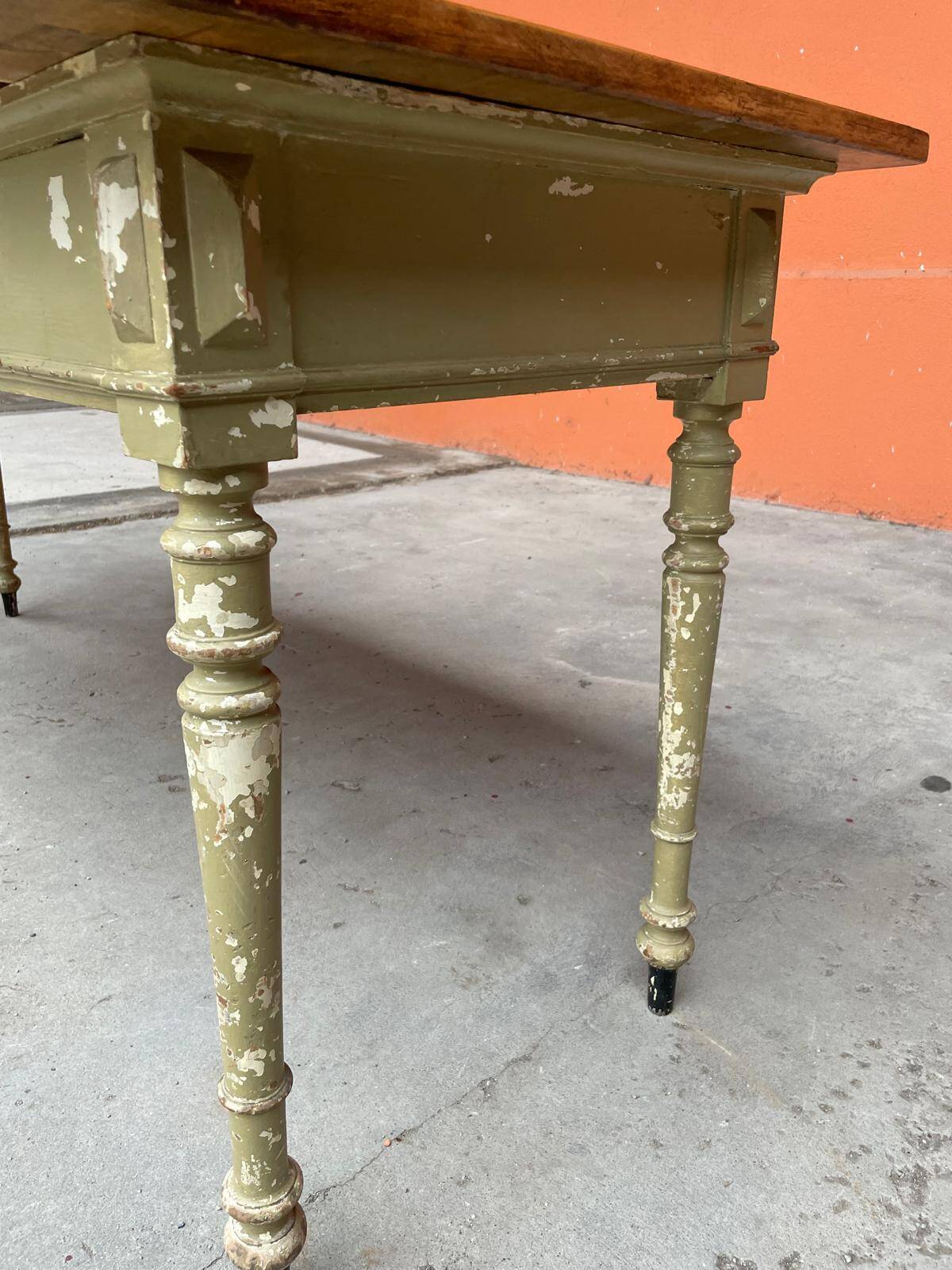 Grande table de café bistrot en bois patiné