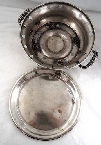 Christofle, beautiful warming tray from the 19th century, in silver-plated metal, very good condition.