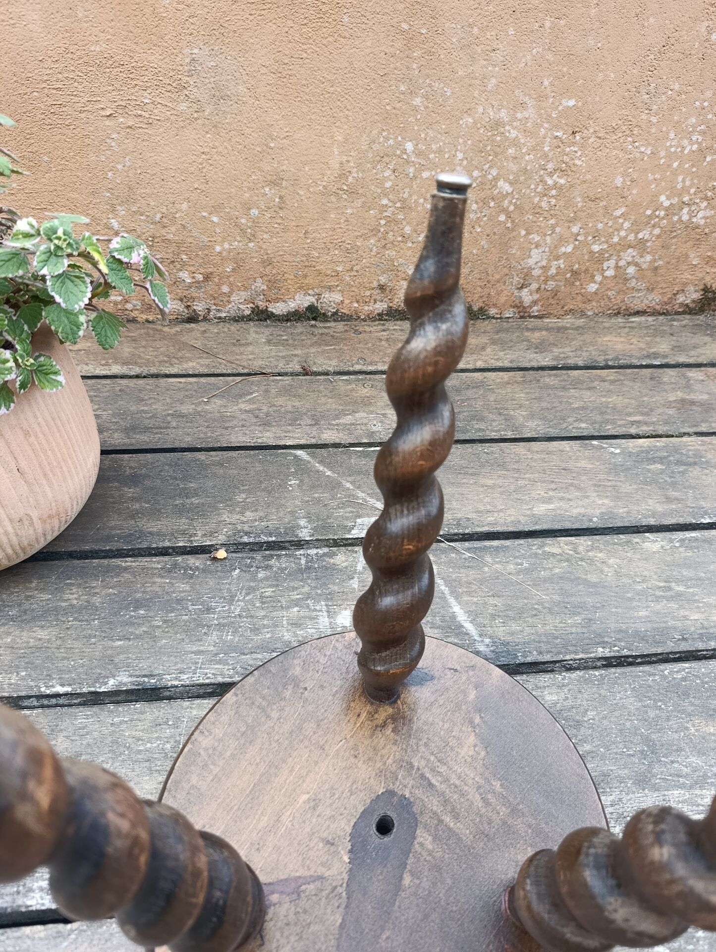 tabouret de ferme tripode brutaliste | pieds torsadés