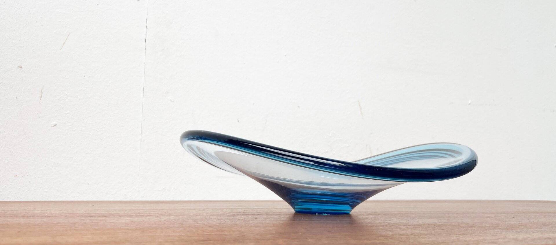 Art glass bowl from the Mid-Century Danish Thule series by Per Lütken for Holmegaard, 1960s.
