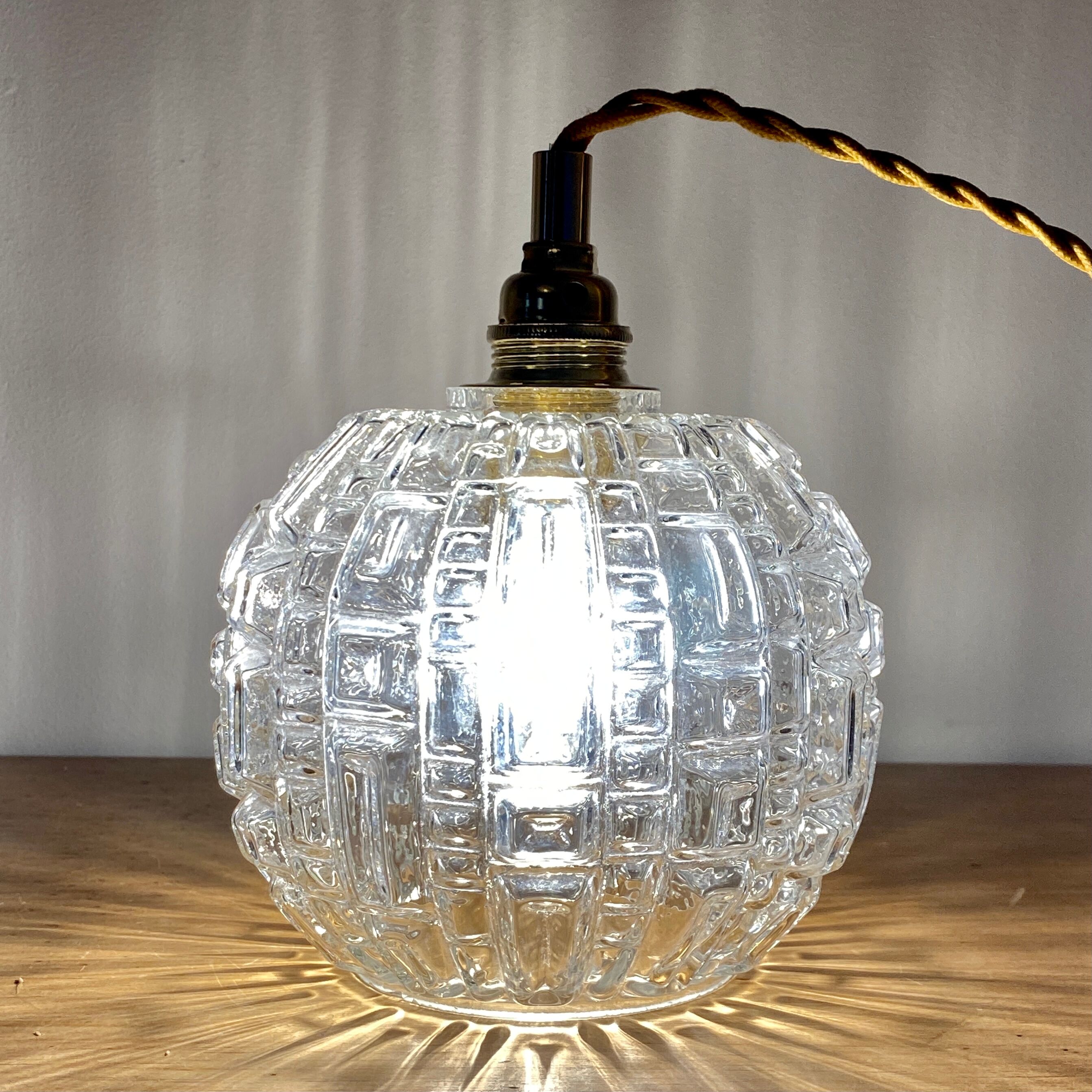 Baladeuse globe vintage en verre moulé