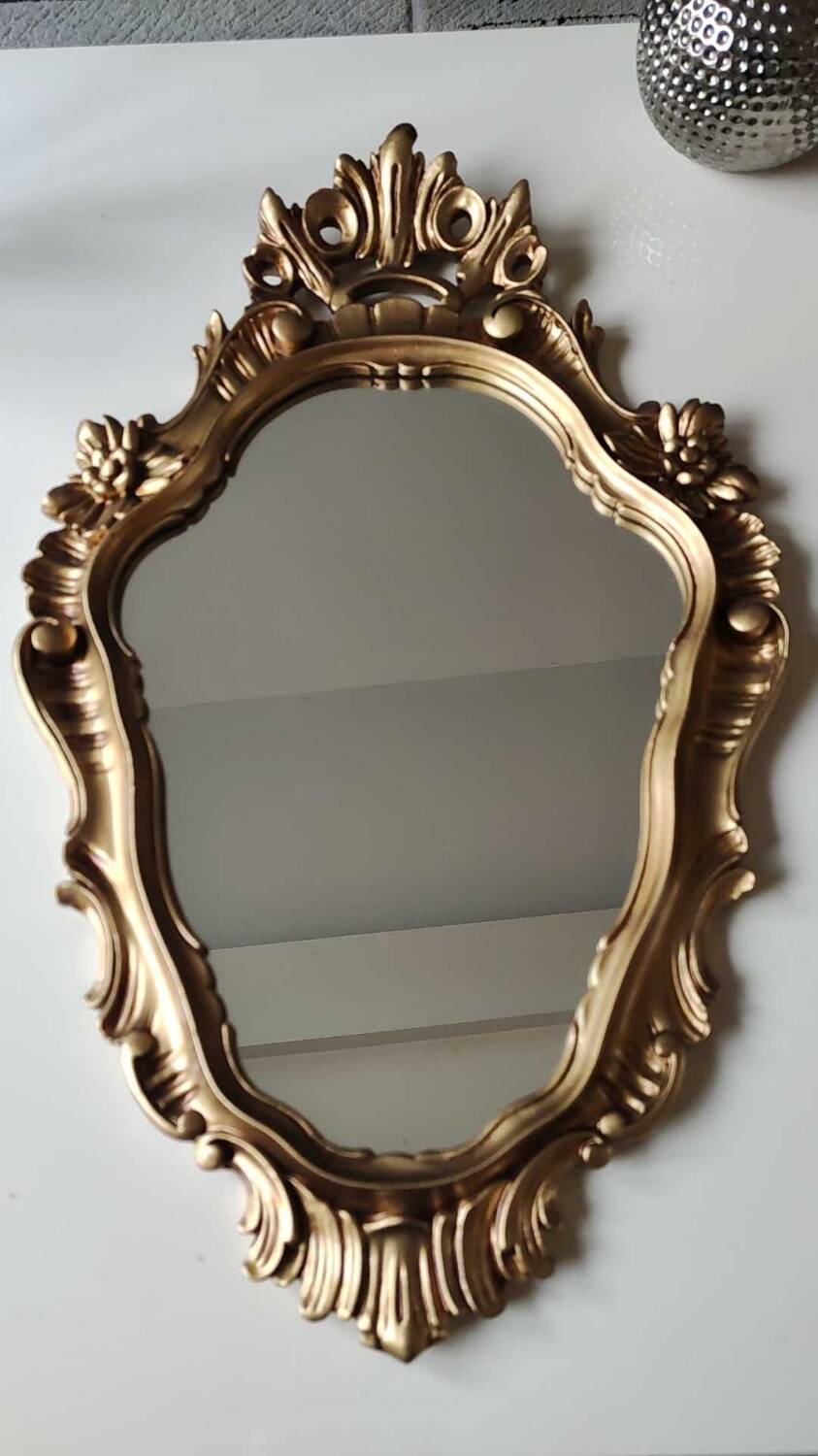 Miroir style Baroque/Rocaille. Motifs floraux, coquilles et volutes. En polyrésine à patine dorée
