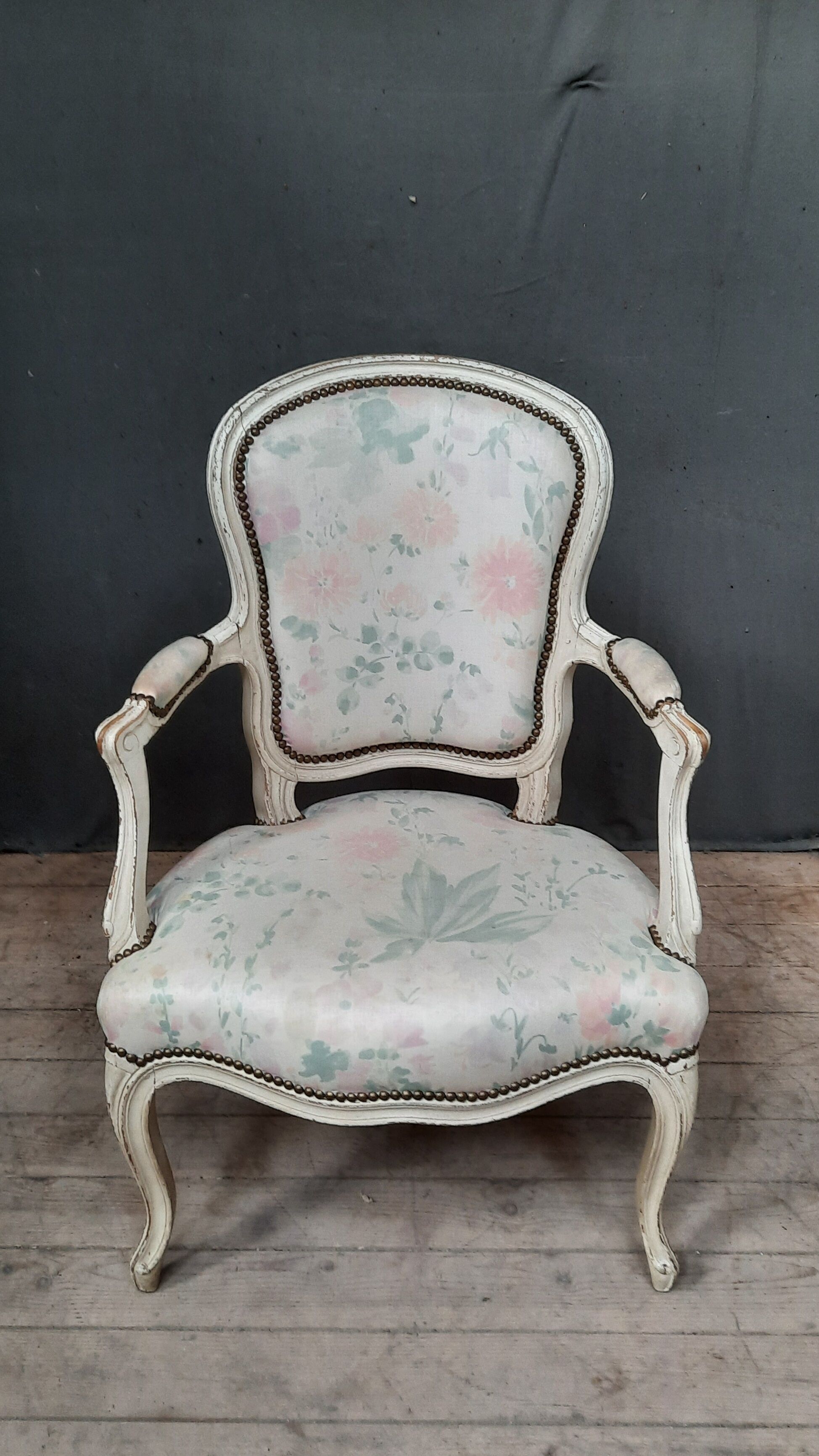 Louis XV armchair in white lacquered wood