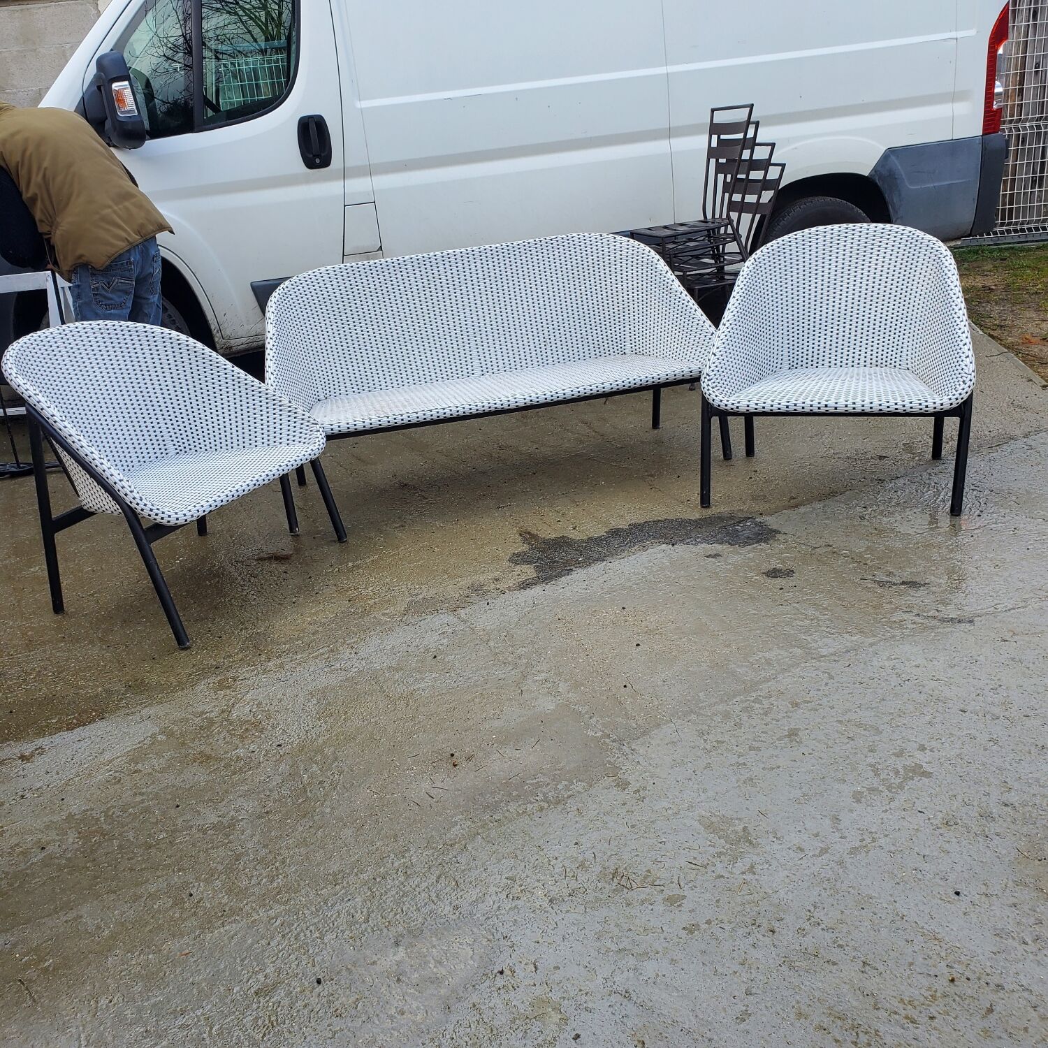 Black and white garden lounge