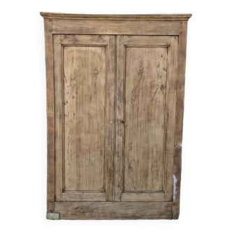 Armoire en bois naturel