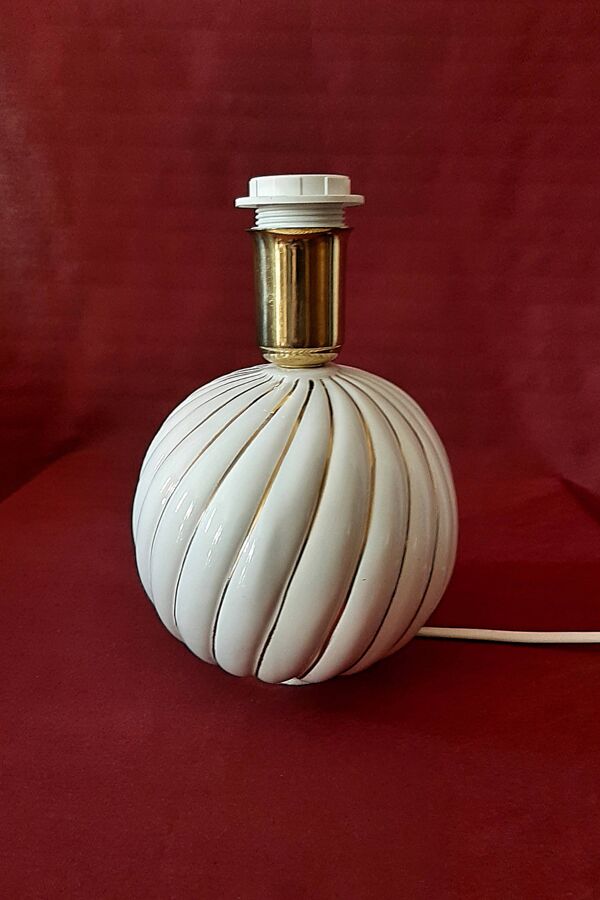 Lampe Mid Century Modern en porcelaine avec lignes en or dessin Italien des 1970s (deux disponibles)