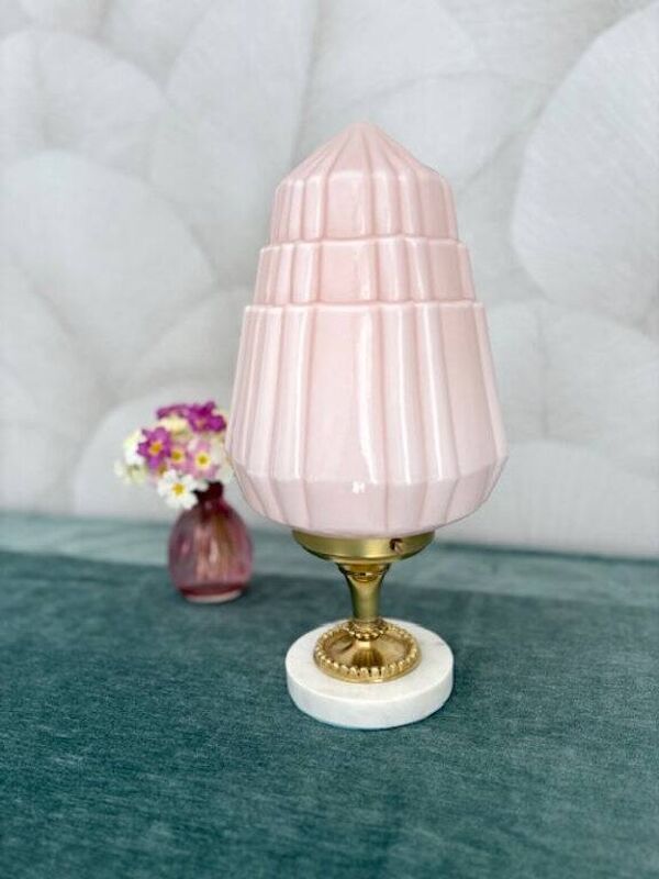 Lampe art déco avec globe en opaline rose pastel