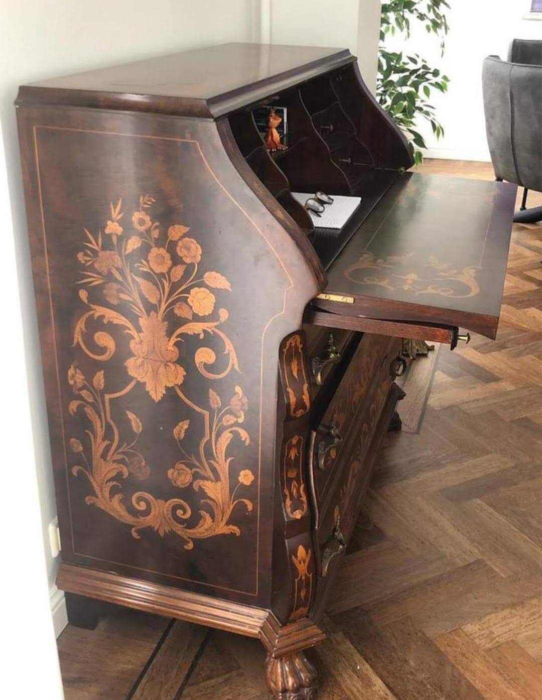 Bureau en acajou de style Chippendale à plateau incliné, années 1950