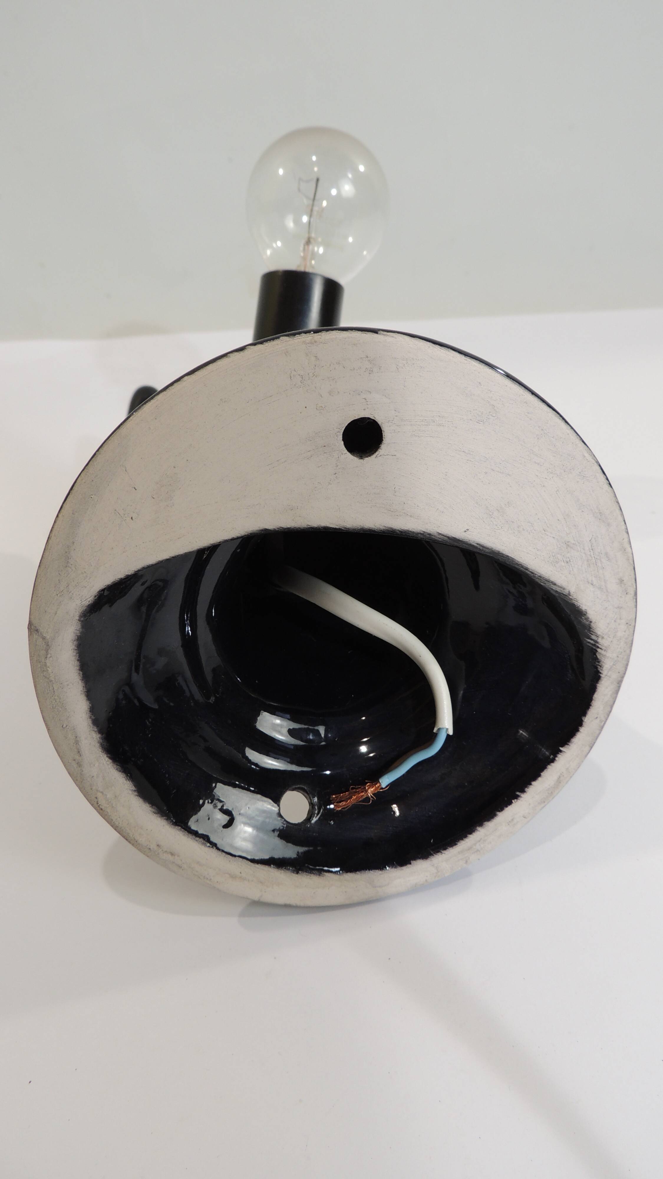 Paire d’appliques mains noires tenant un globe en opaline, années 70