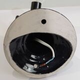 Paire d’appliques mains noires tenant un globe en opaline, années 70