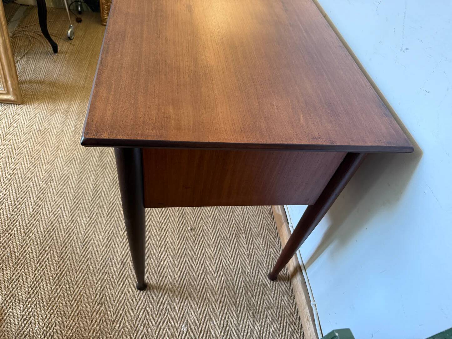 Bureau vintage style scandinave pieds fuselés