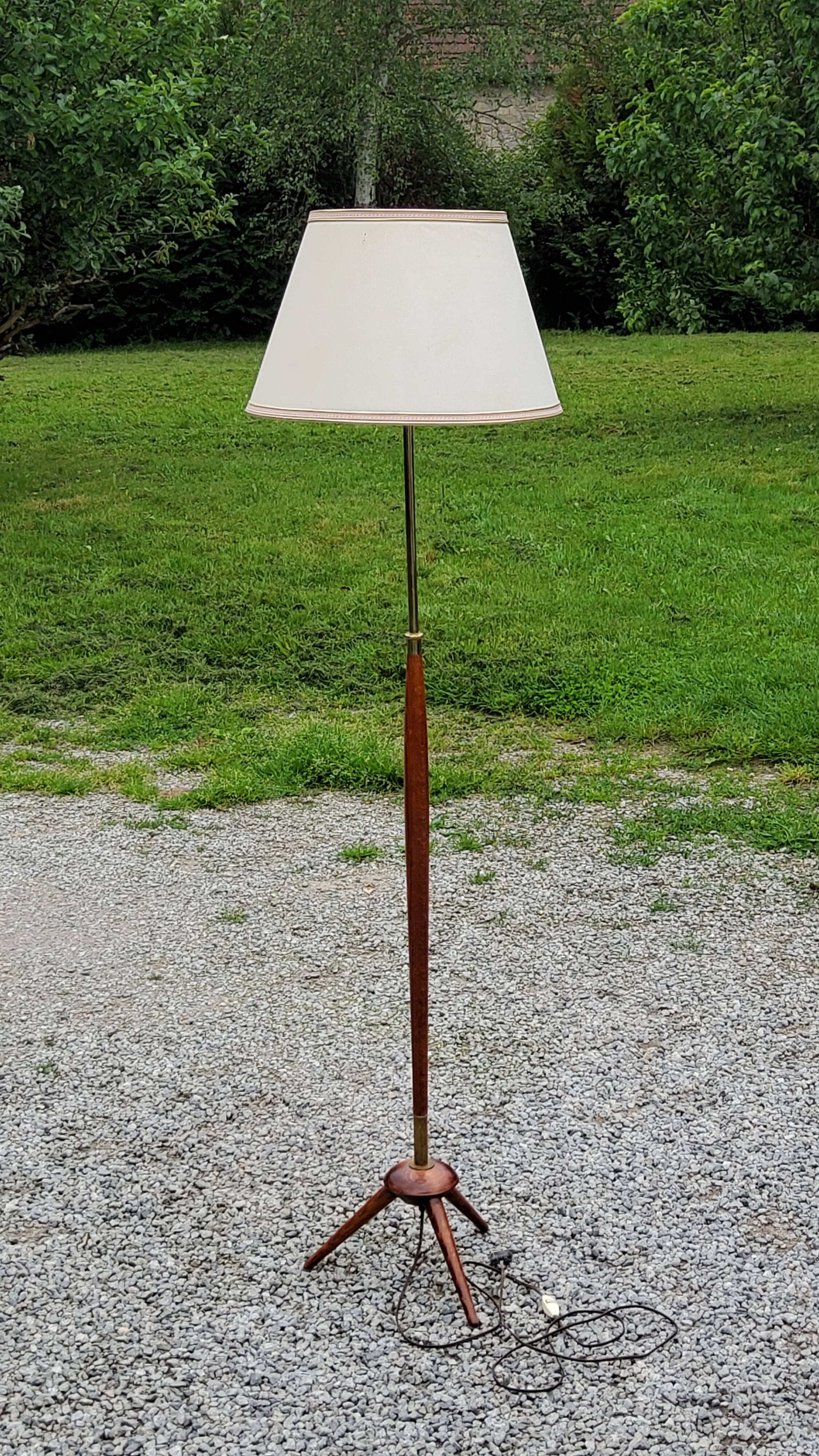 Vintage tripod floor lamp from the 60s in wood and brass