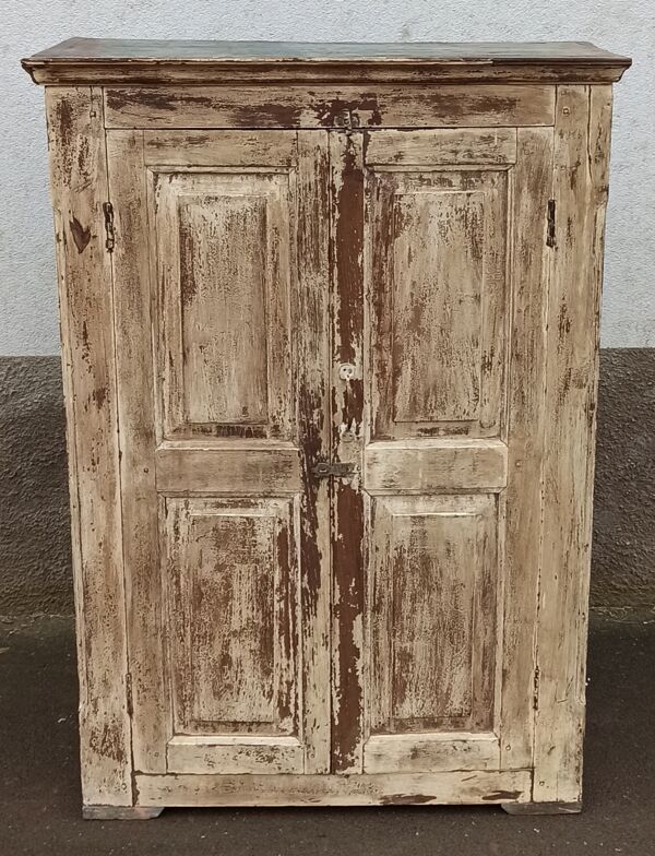 Armoire ancienne en bois façade beige/ jaune pâle