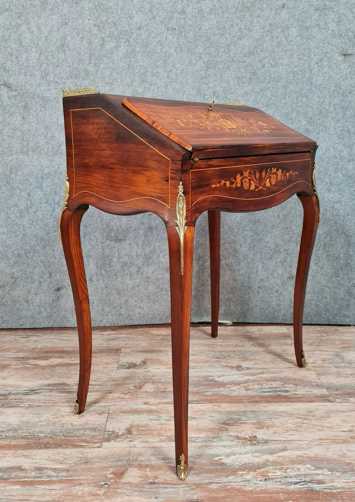 Bureau scriban de pente louis xv galbé en marquèterie vers 1850-1880