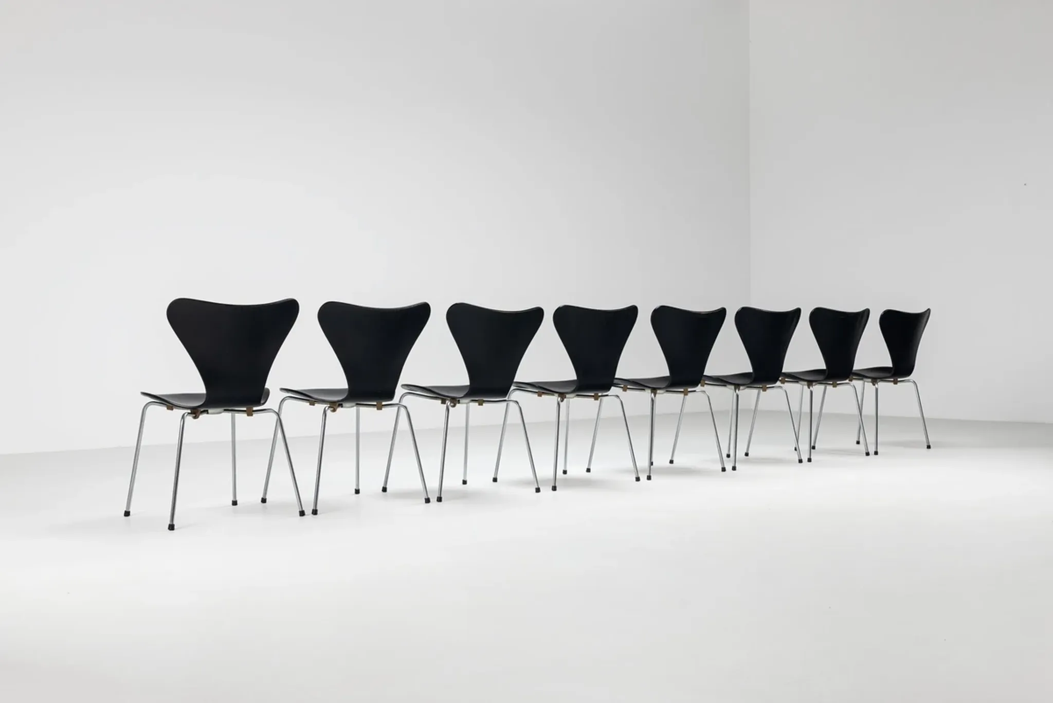 Arne Jacobsen set of eight 3107 Butterfly dining chairs Fritz Hansen Denmark 1967