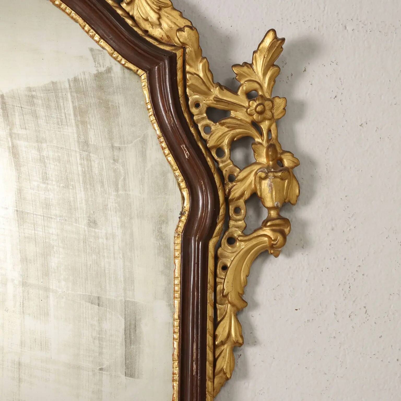 Neoclassical antique mirror in gilded wood, Italy, 18th century.