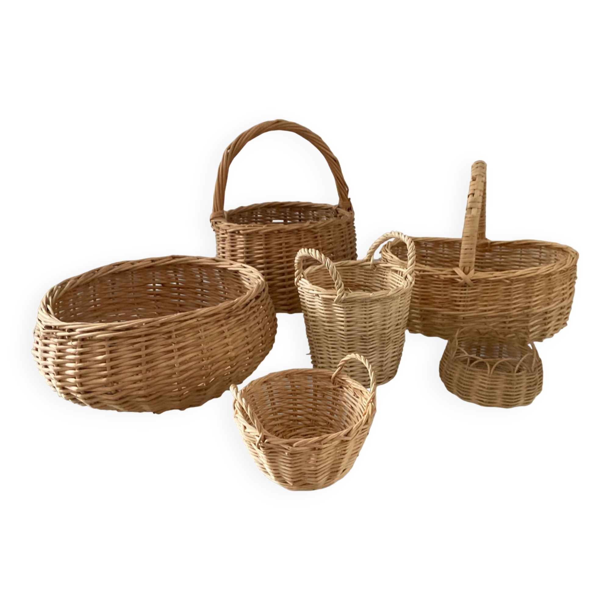 Series of 6 vintage wicker baskets