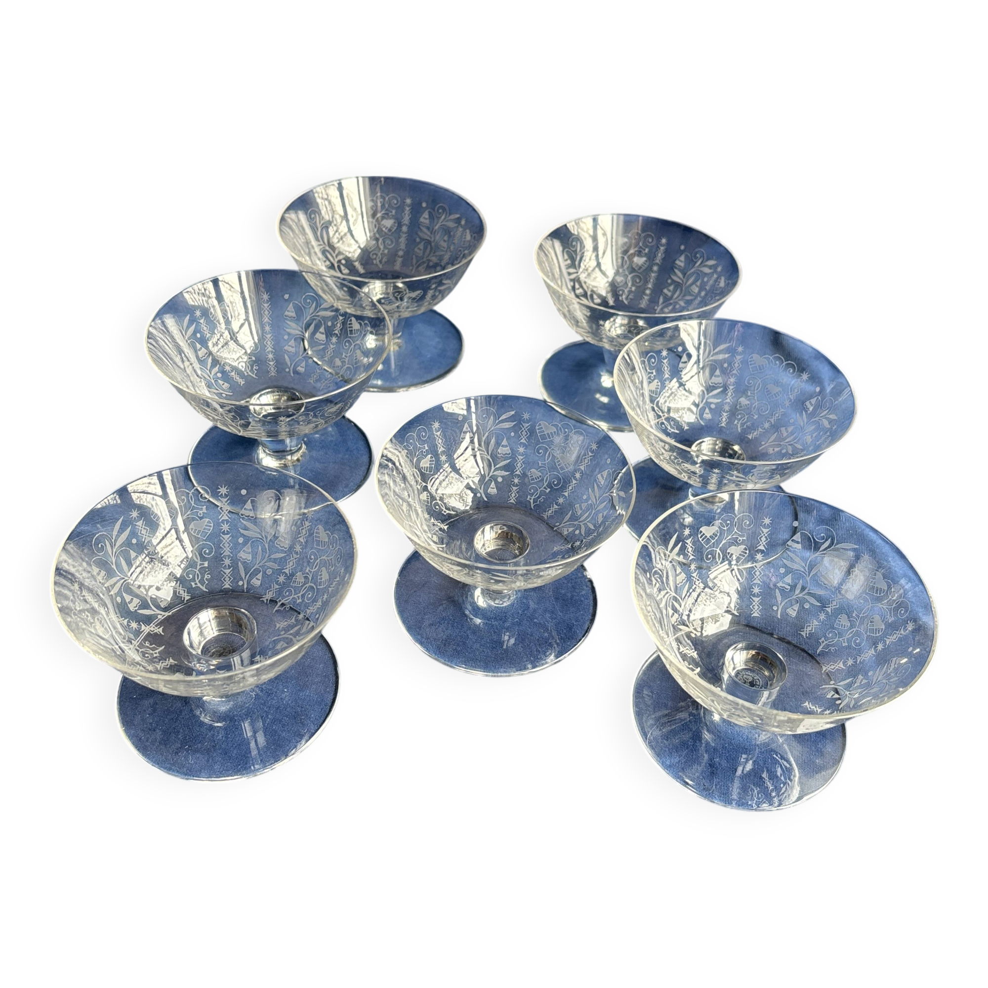 7 coups à champagne en cristal gravé  Baccarat