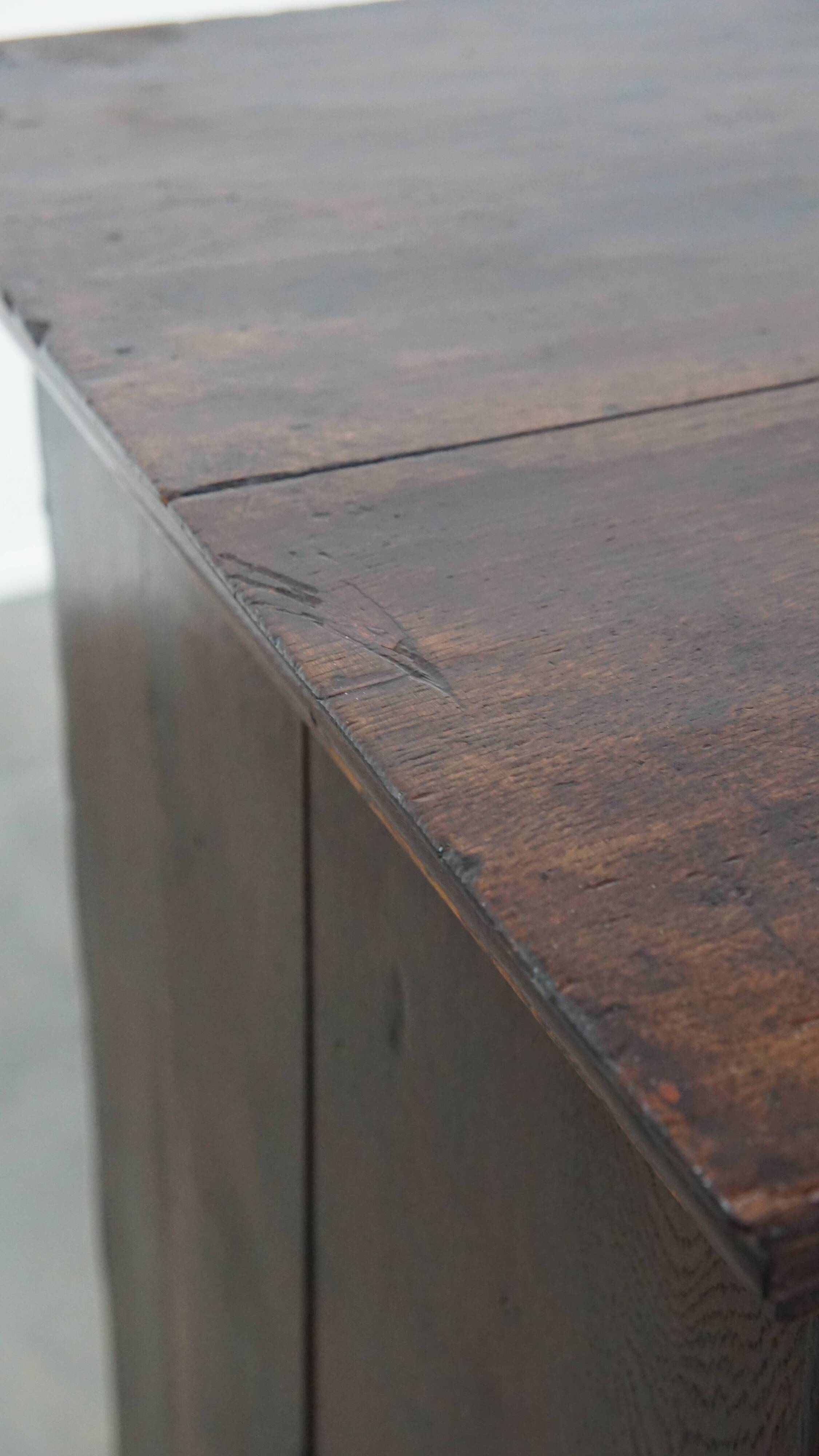 Early 18th century antique English oak chest of drawers with 5 drawers