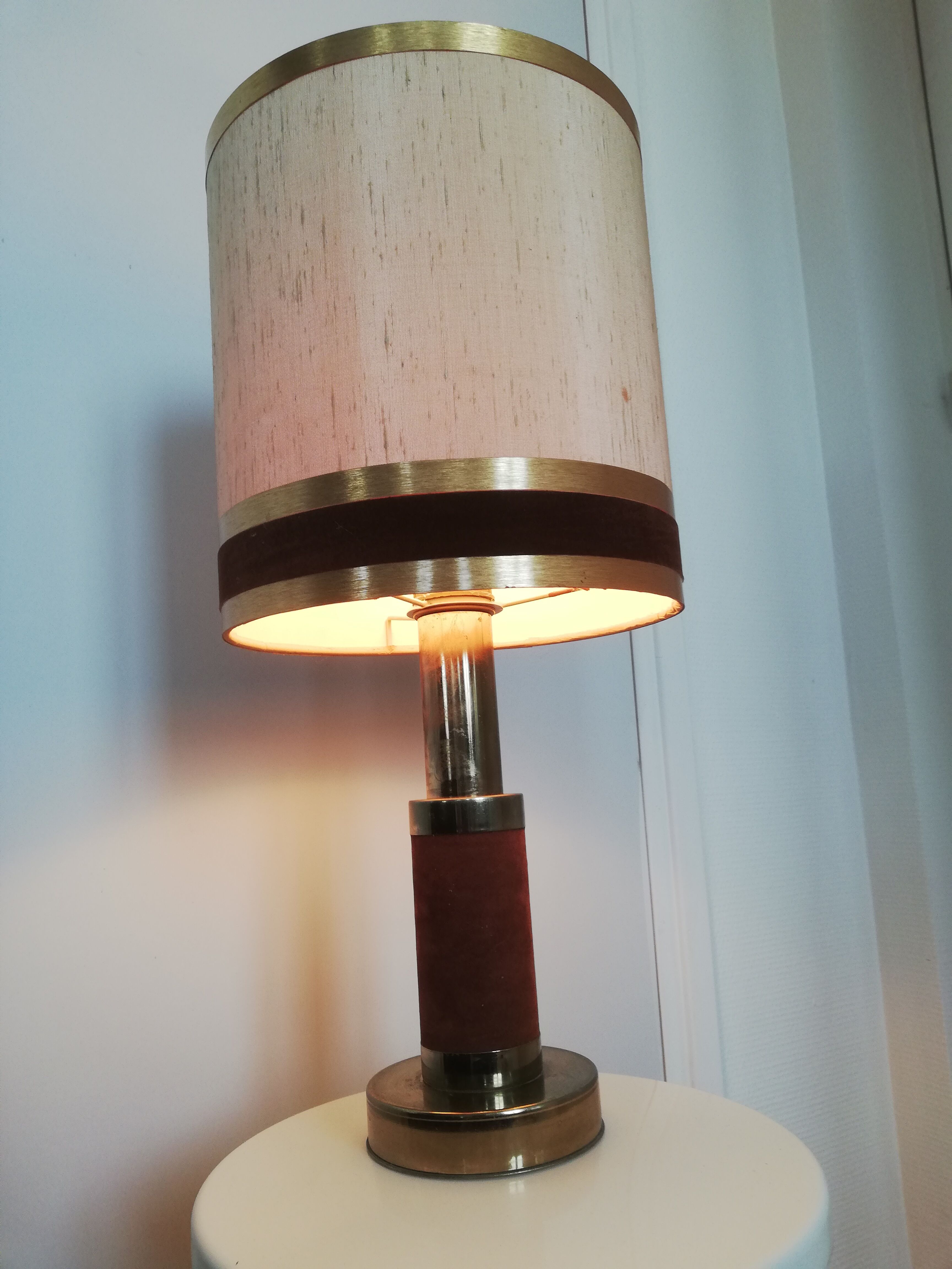 Lampe de table décor métal doré et feutrine vintage