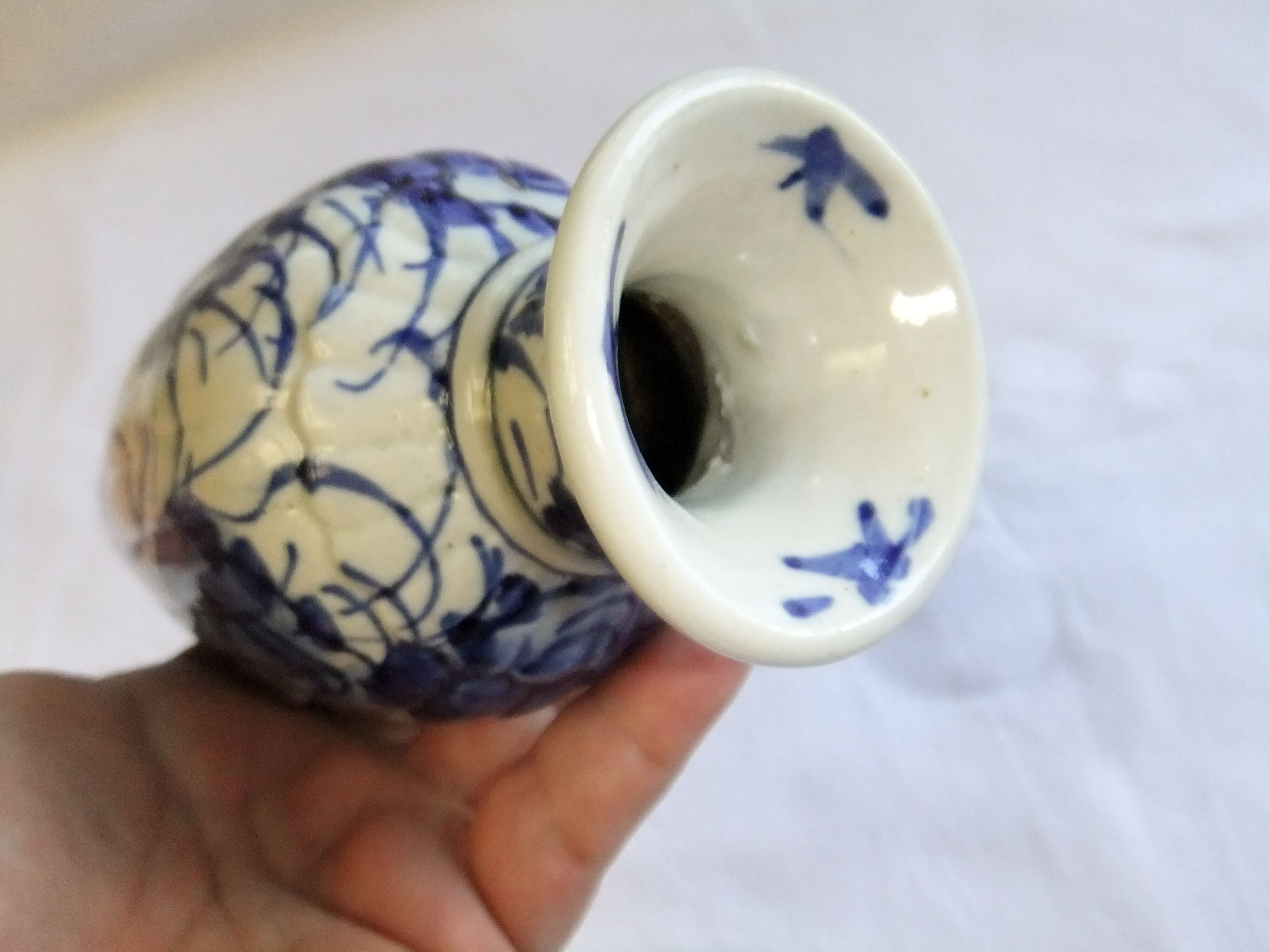 Vase chinois ancien céramique décor de fleurs blanc bleu