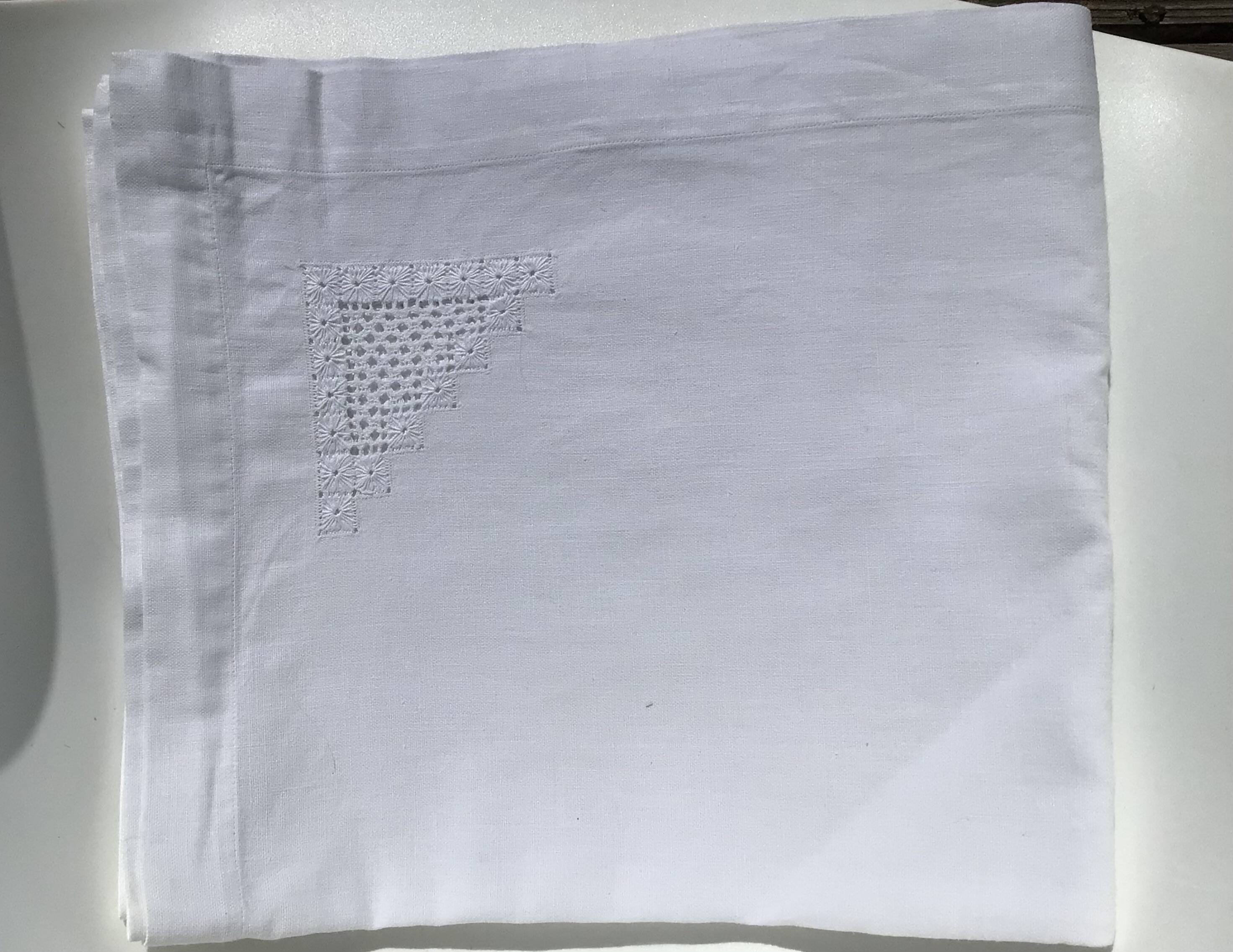 Nappe rectangulaire motif ajouré brodé