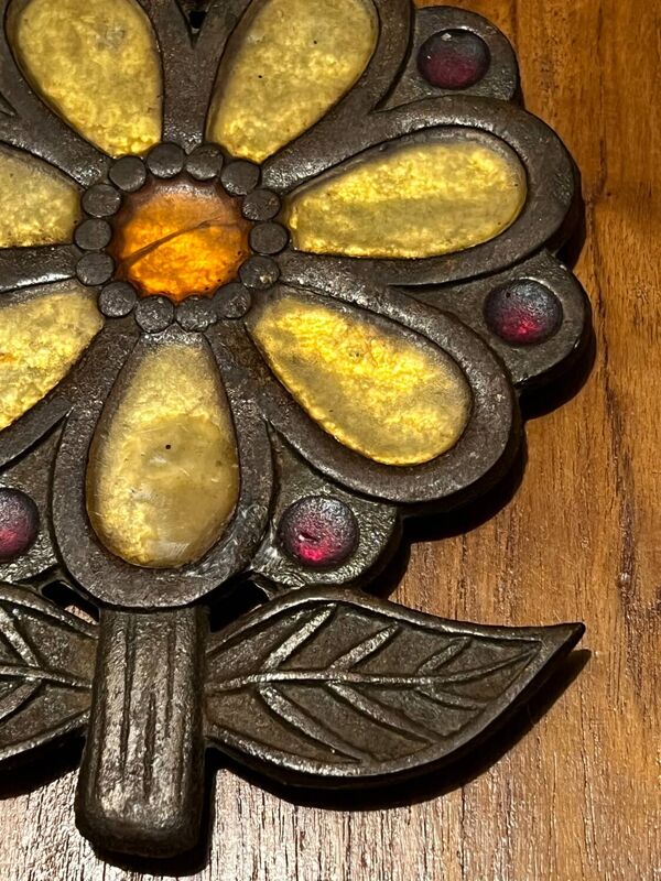 Dessous de plat en talosel et métal attribué à Line Vautrin, vers 1950-1960