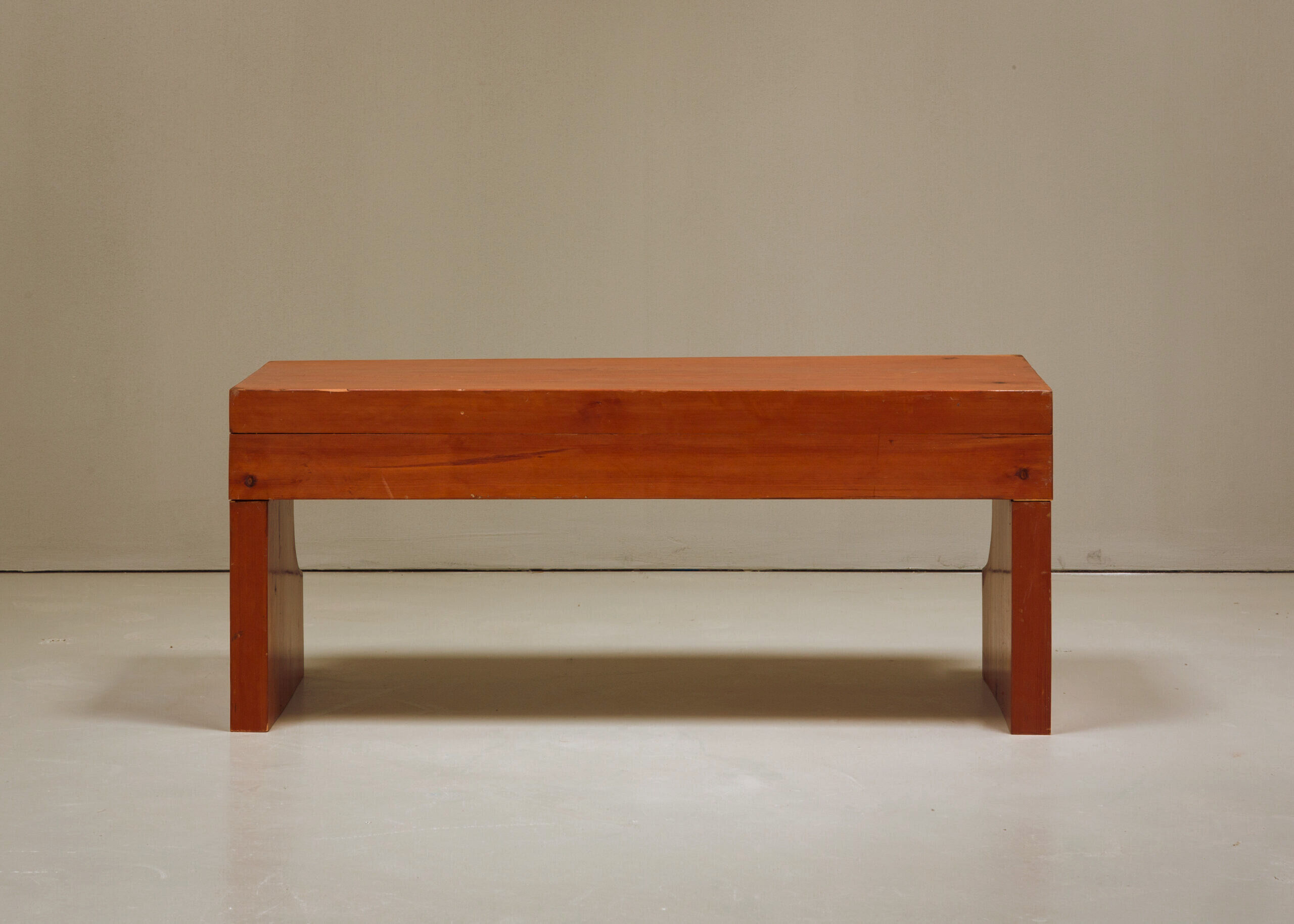 Banc brutaliste de Marc Dessauvage en bois de pin