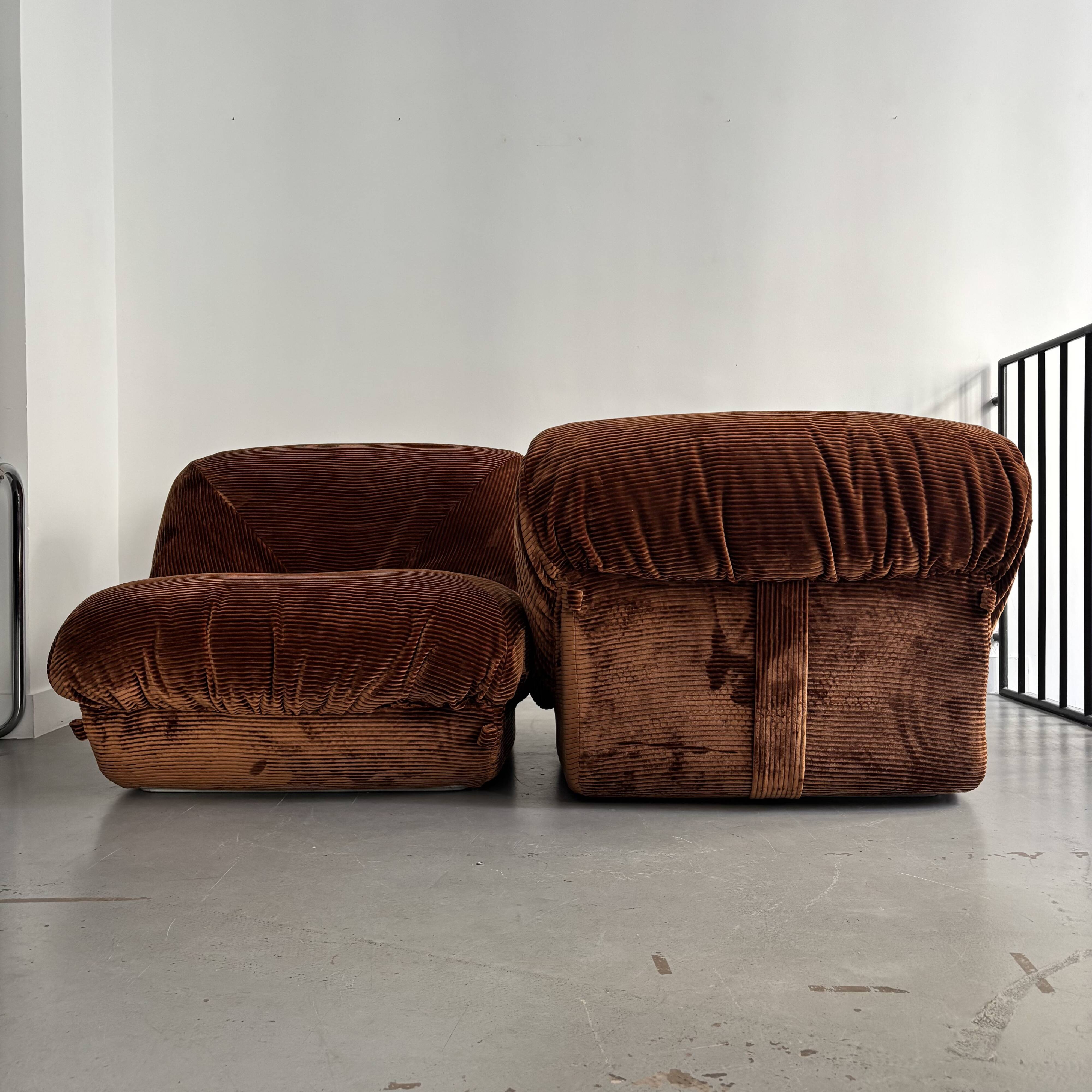 Paire de chauffeuses "patate" pour Airborne, années 70