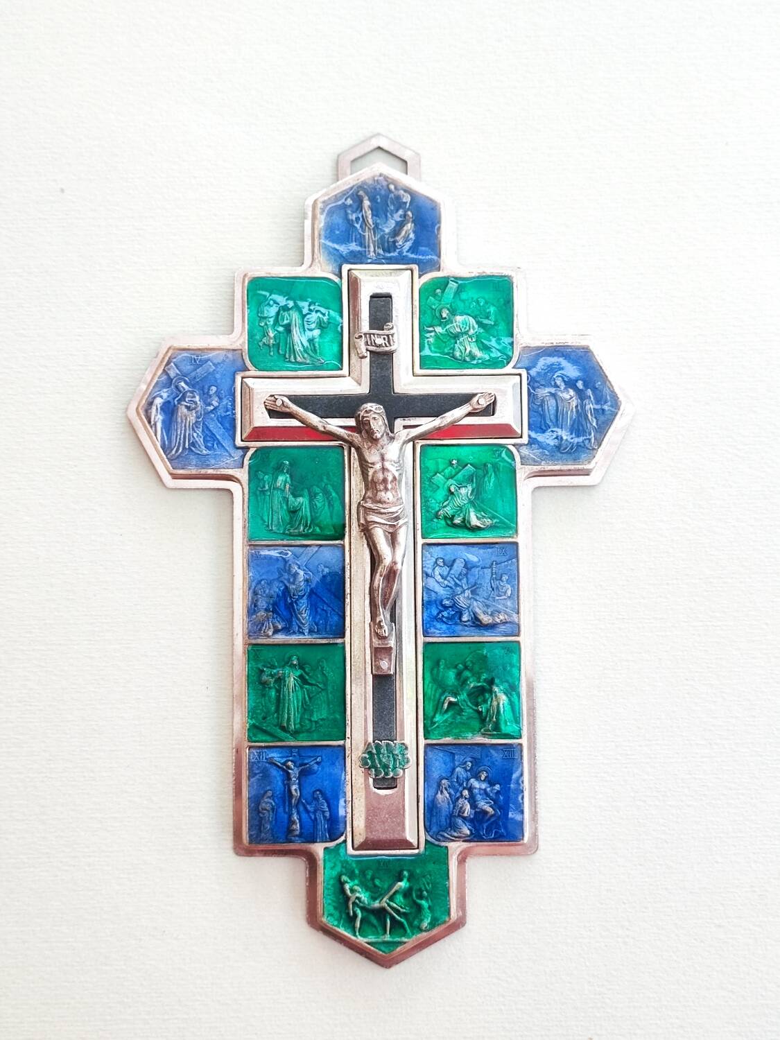 Crucifix en métal et émail