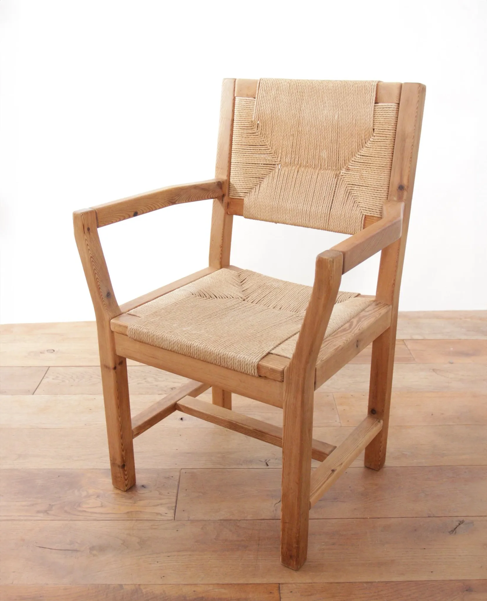 Ensemble de quatre chaises de salle à manger danoises modernes du milieu du siècle en papercord et pin massif.