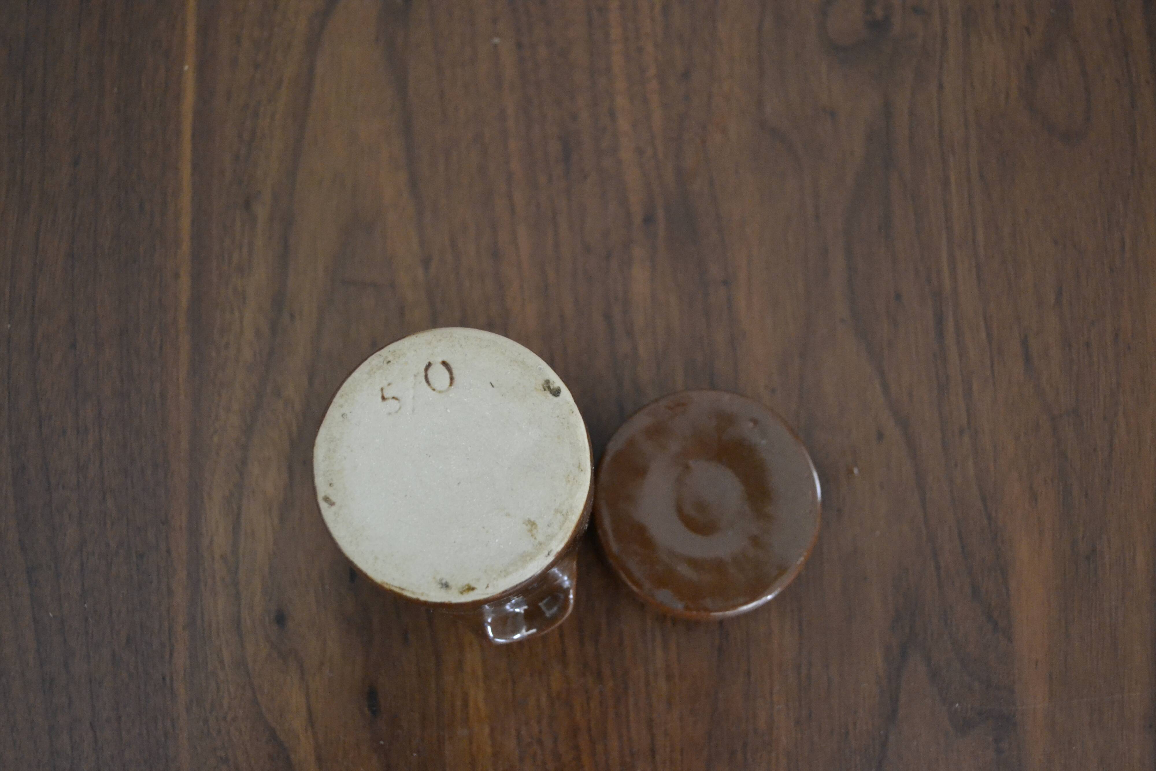 Stoneware pot with lid