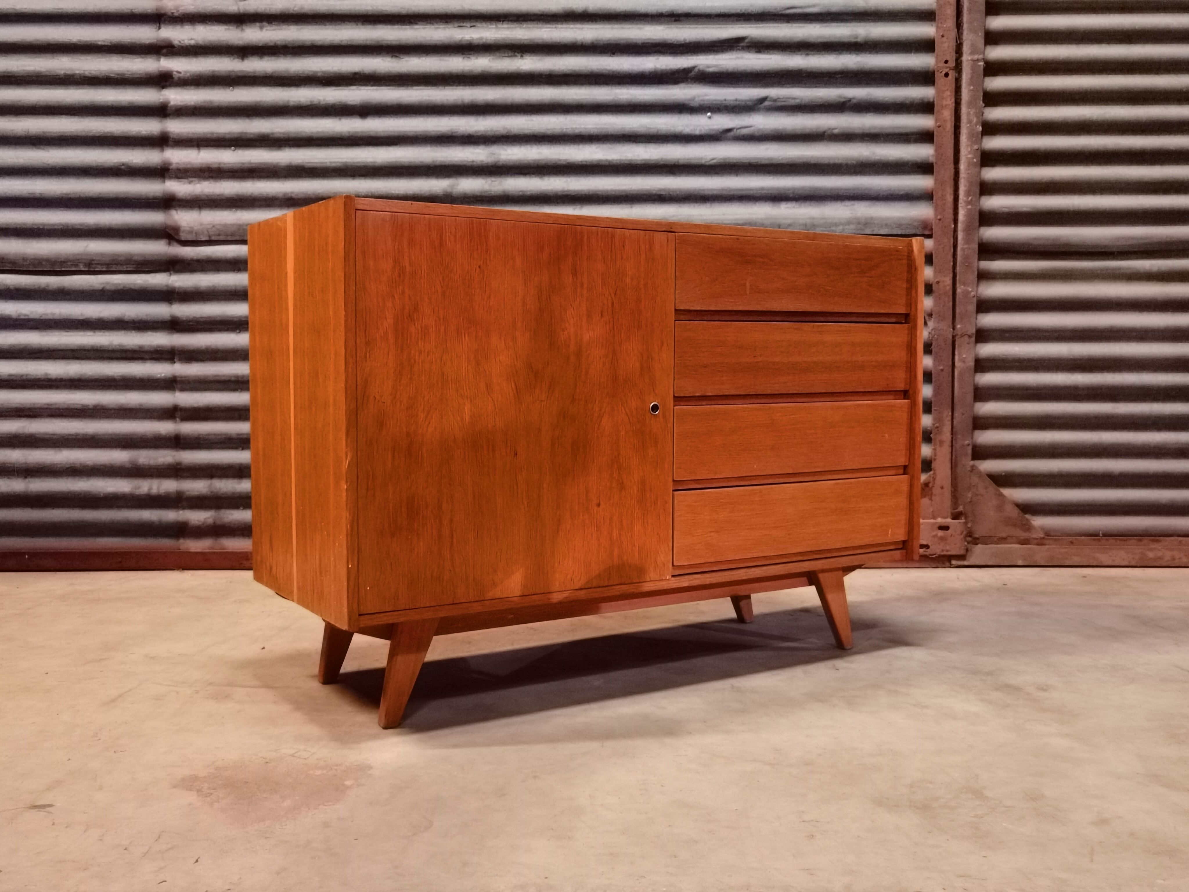 Buffet U 458 par Jiri Jiroutek pour Interier Praha 1960