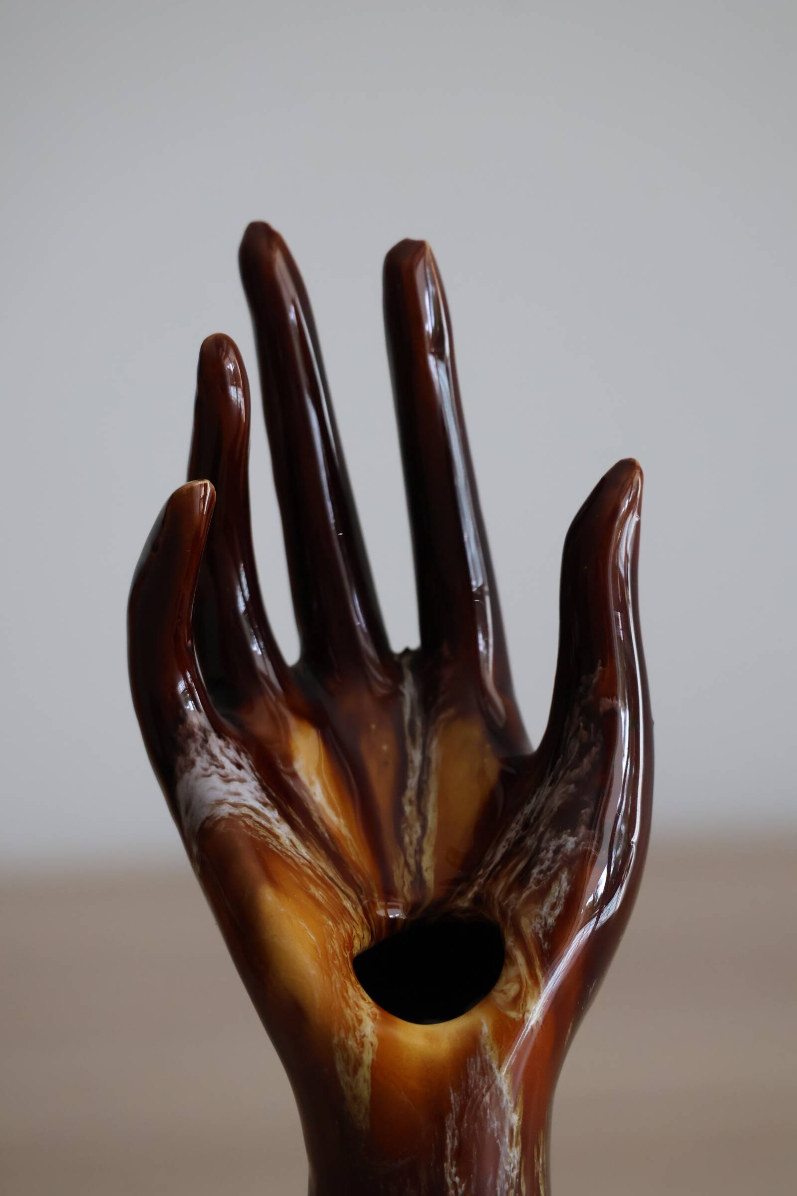 Main baguier ou vase soliflore années 70 en céramique émaillée