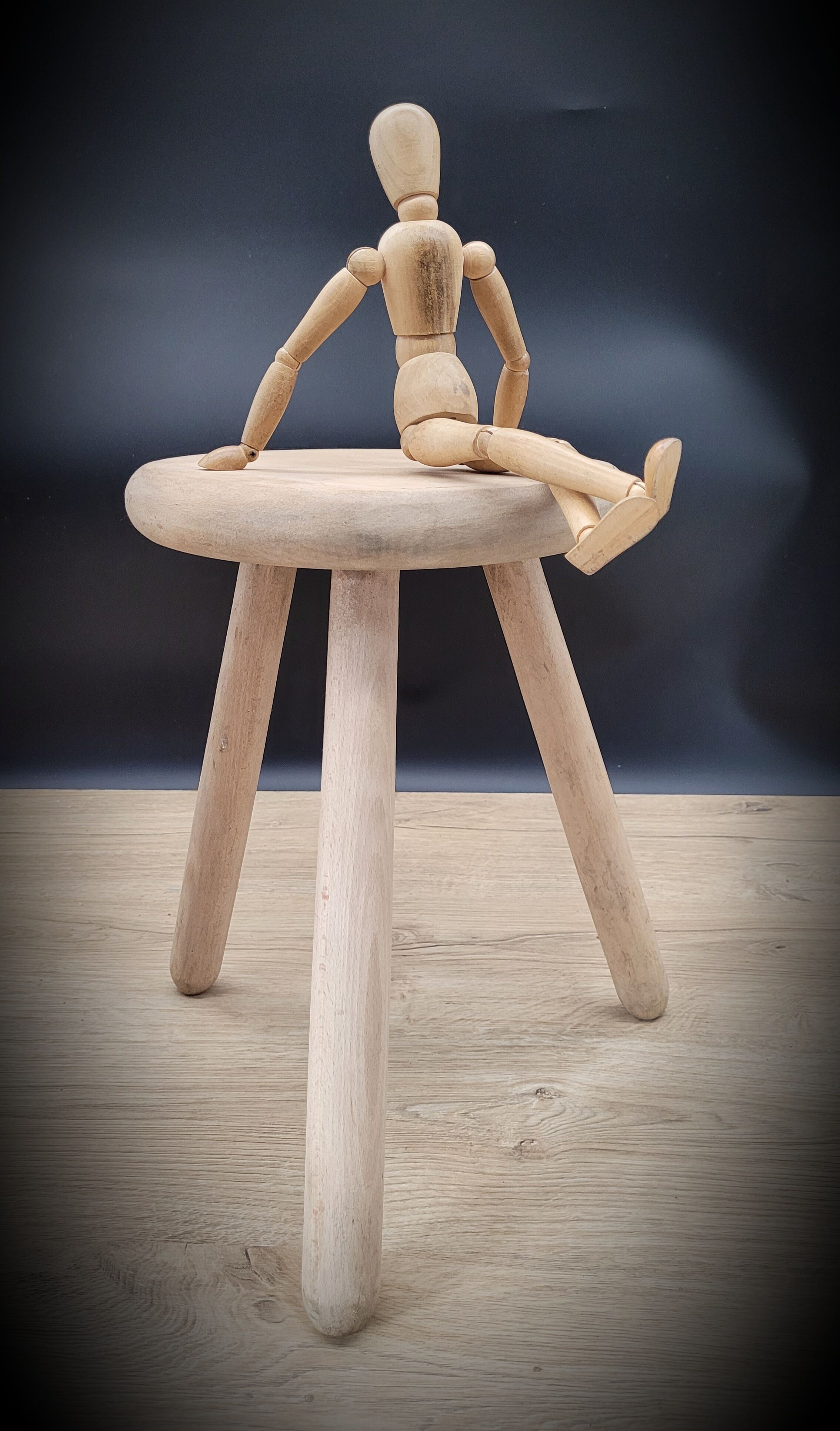 Light wood tripod stool ter