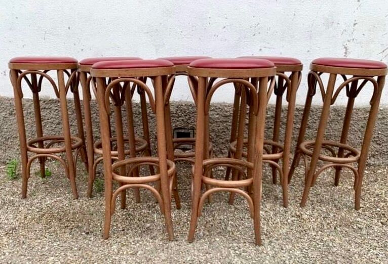 Lot de 7 tabourets de bar en bois courbé assise skaï rouge