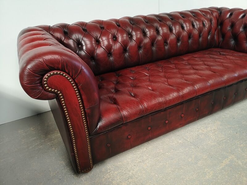 Canapé Chesterfield cuir rouge capitonné