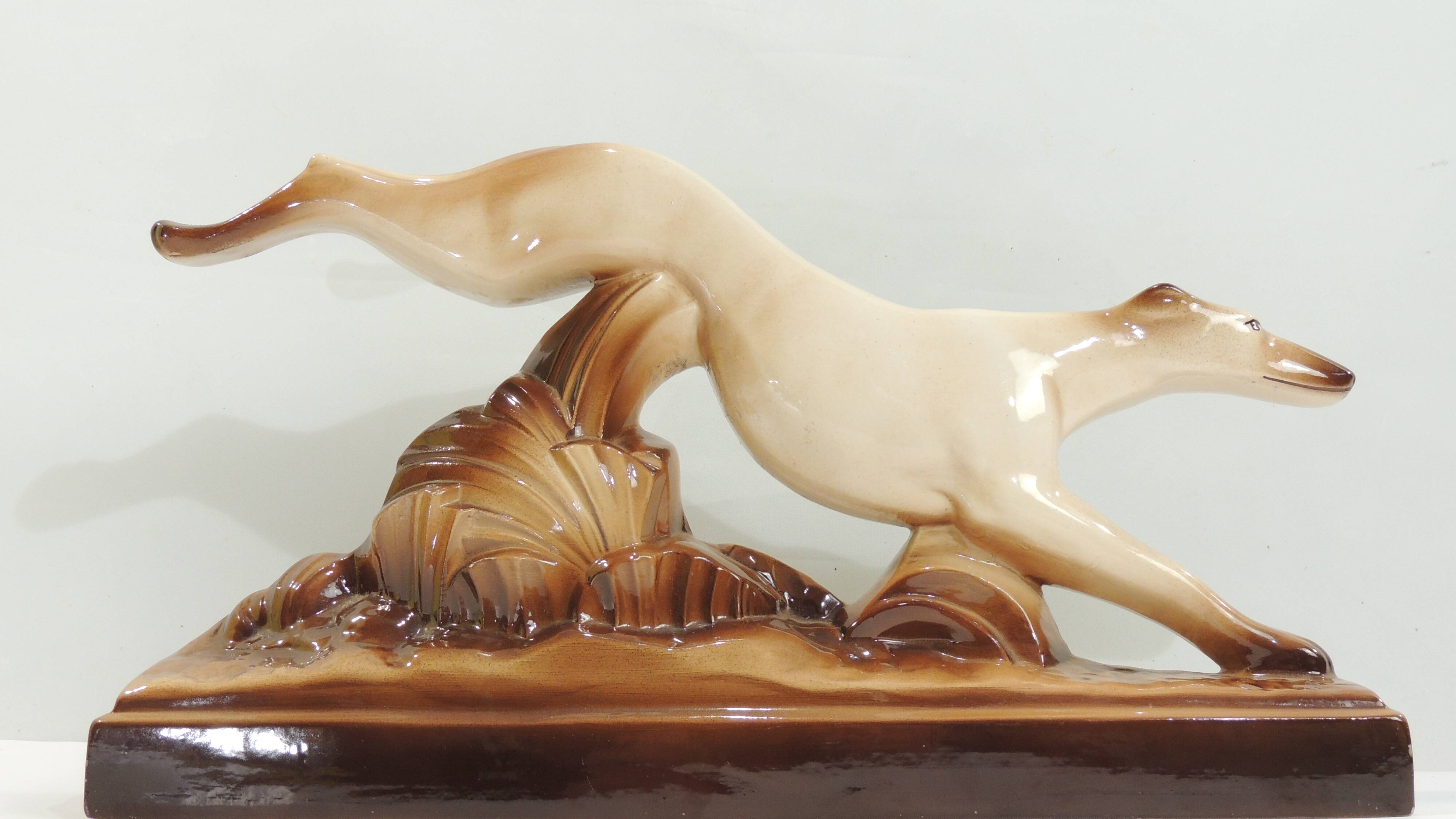 Céramique beige et brune représentant un «Lévrier/vintage 1930