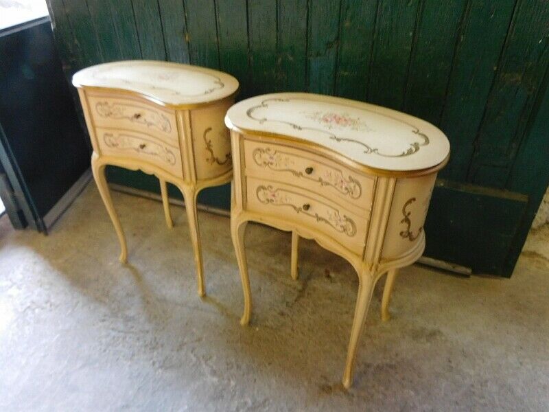 Pair of bedsides modele kidney
