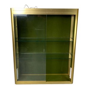 vitrine dorée éclairée