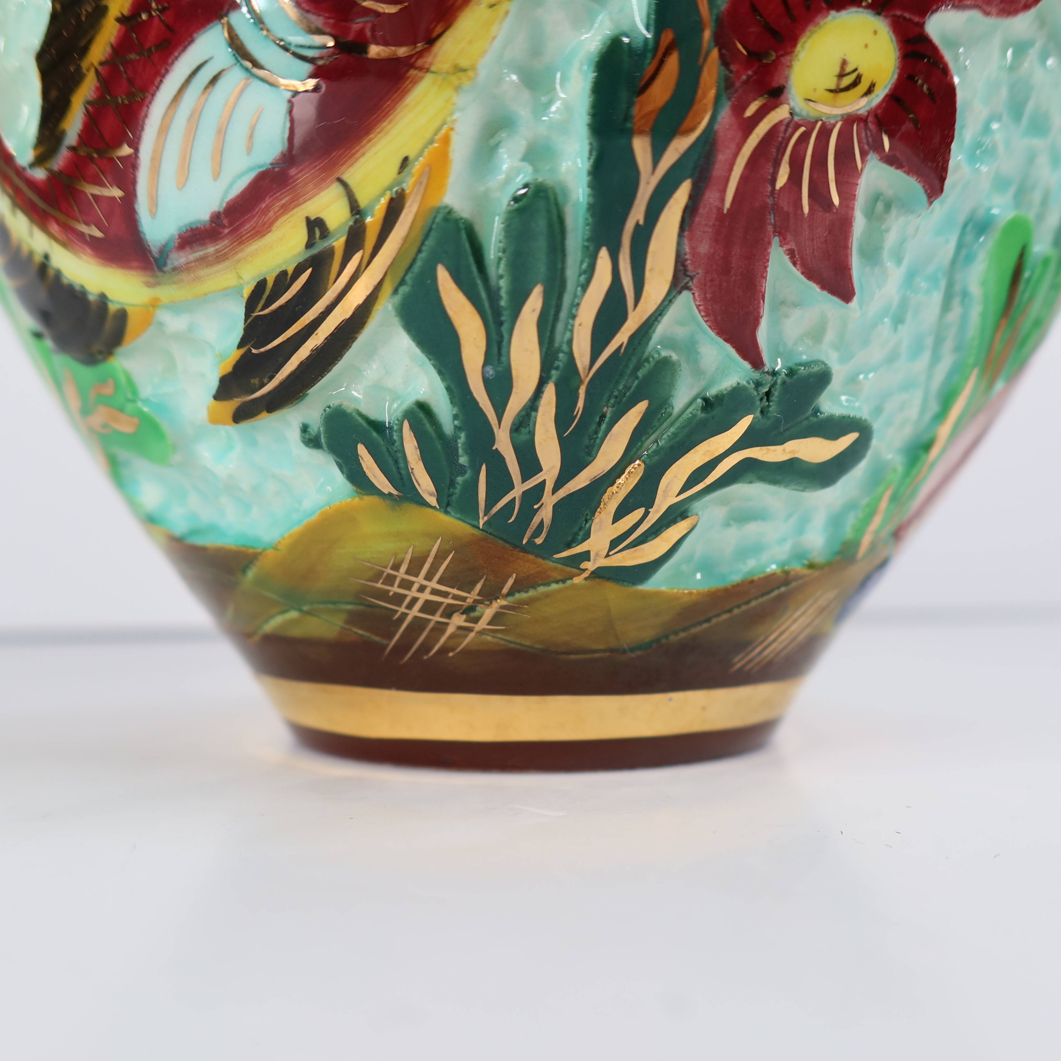 Vase boule en céramique Cerdazur Monaco décor marin en relief, touches doré
