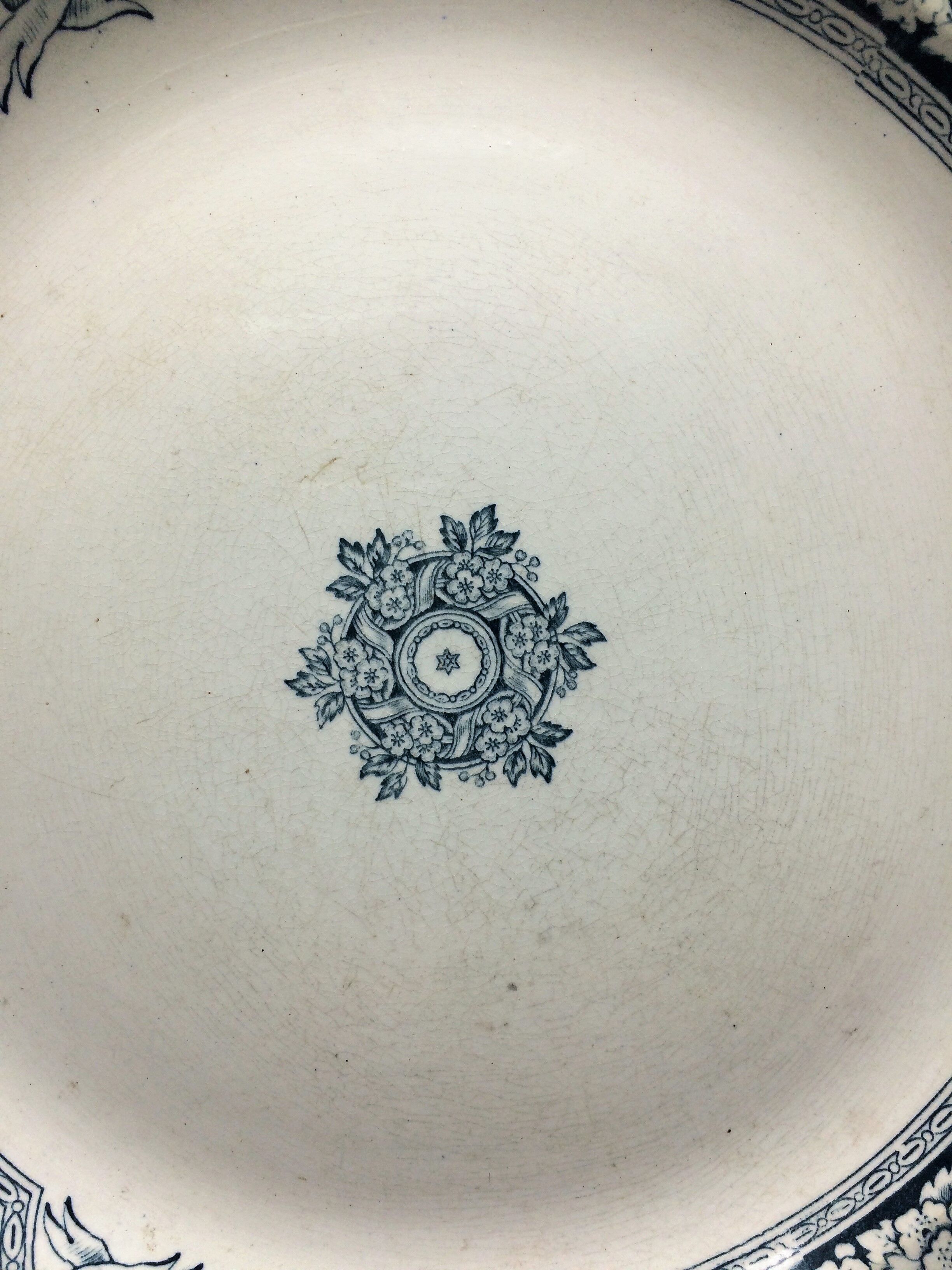 Large round dish in st. Amand earthenware and Hamage model English diametre 32.3 cm