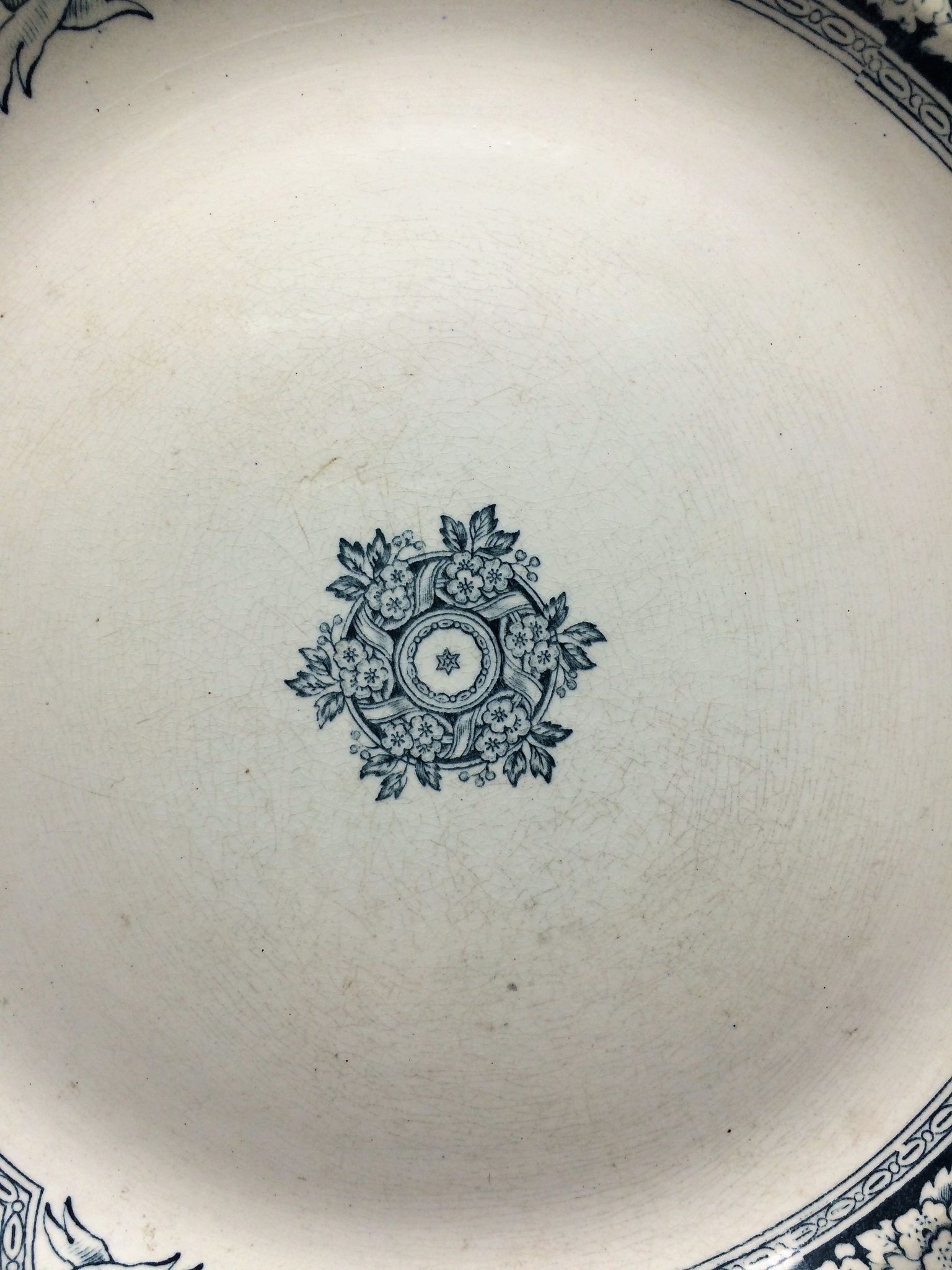 Large round dish in st. Amand earthenware and Hamage model English diametre 32.3 cm