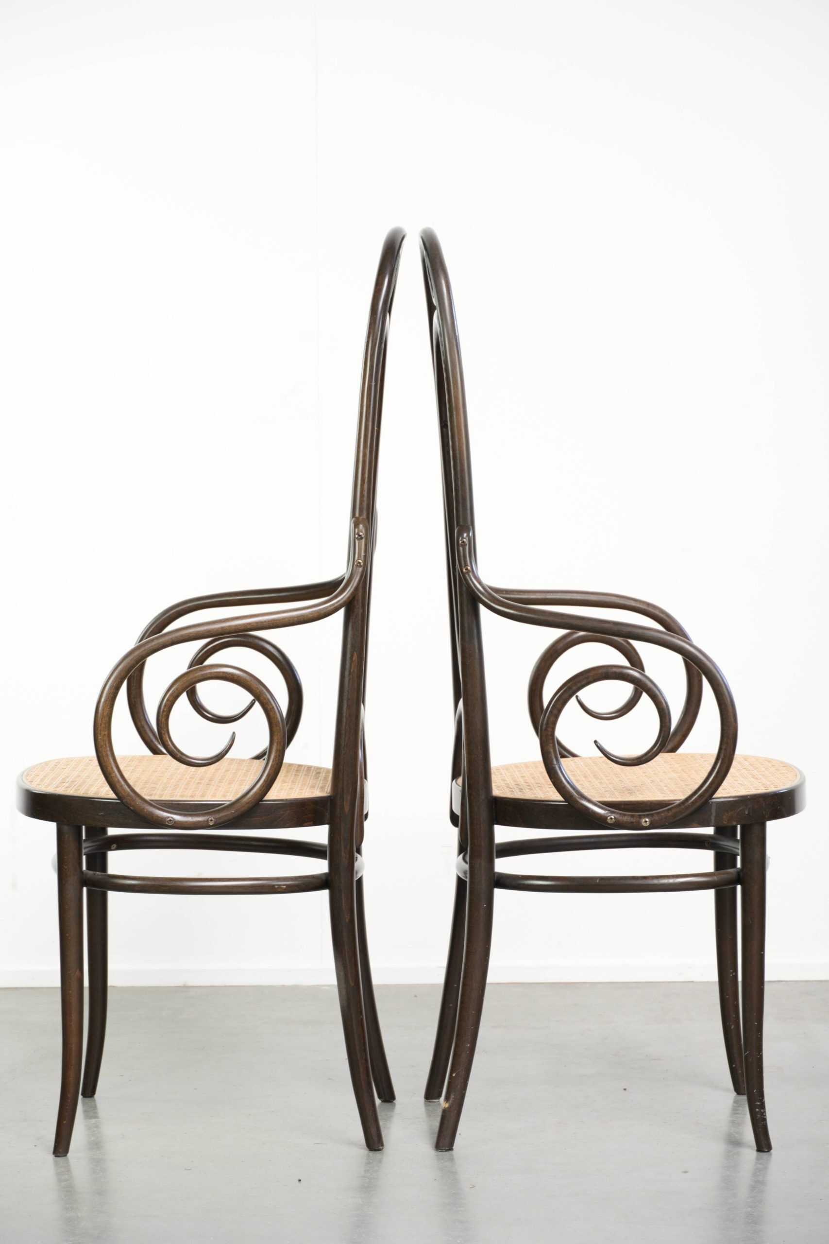 Ensemble de 2 chaises vintage originales design Thonet modèle Long John avec accoudoirs.