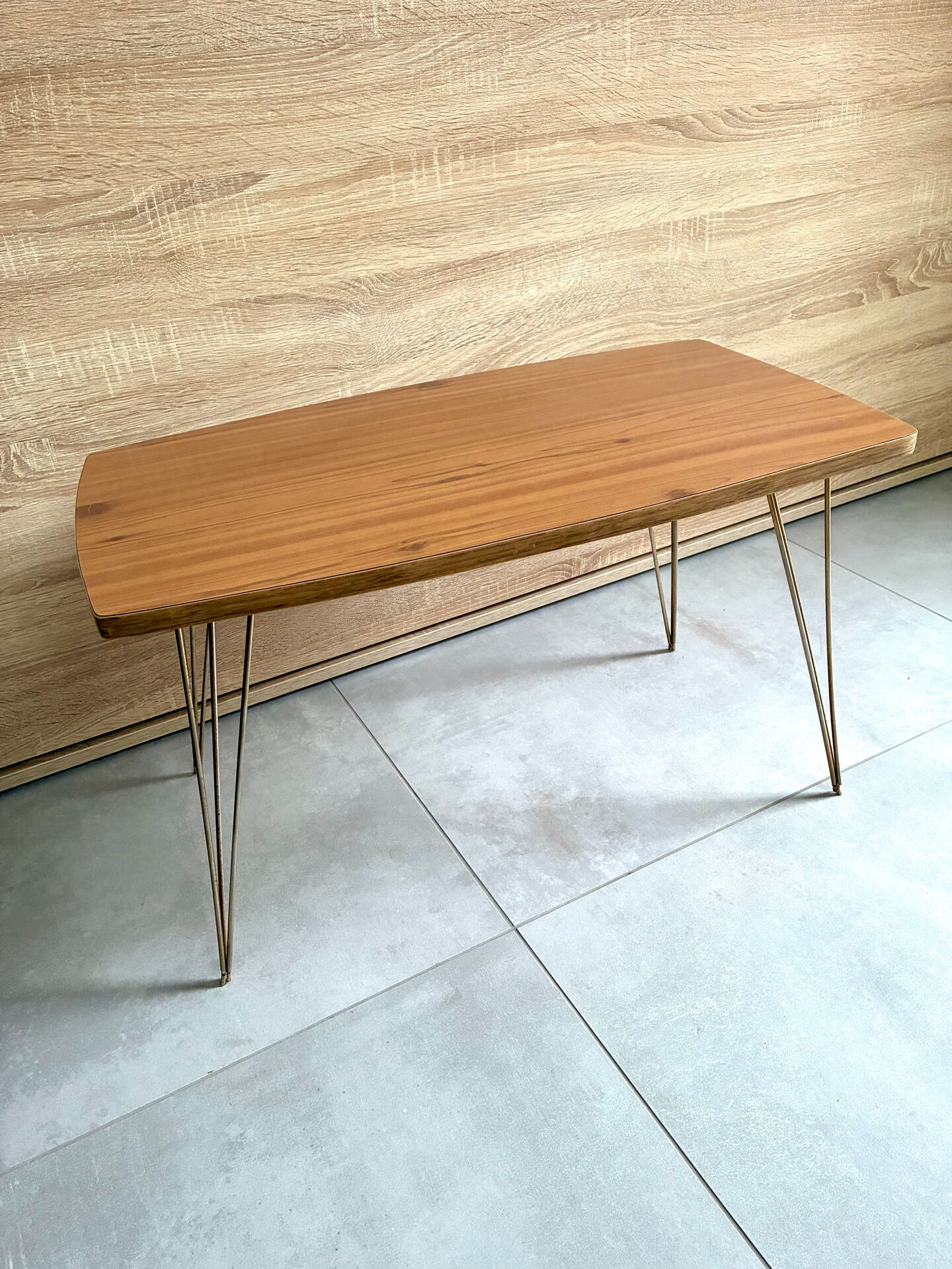 Table basse vintage 1960 Formica teck et pieds laiton