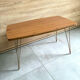 Table basse vintage 1960 Formica teck et pieds laiton