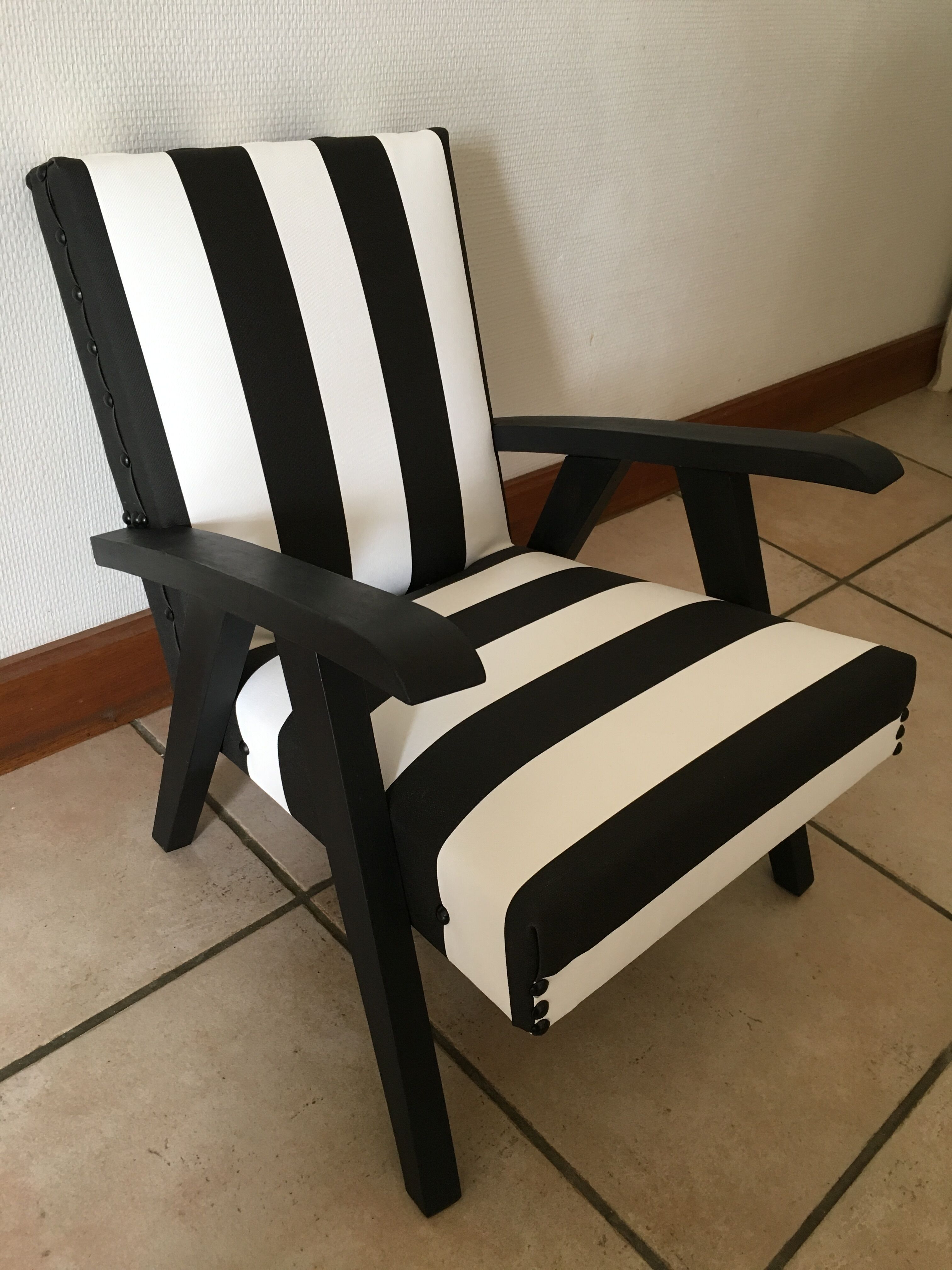 Fauteuil enfant avec son repose pied