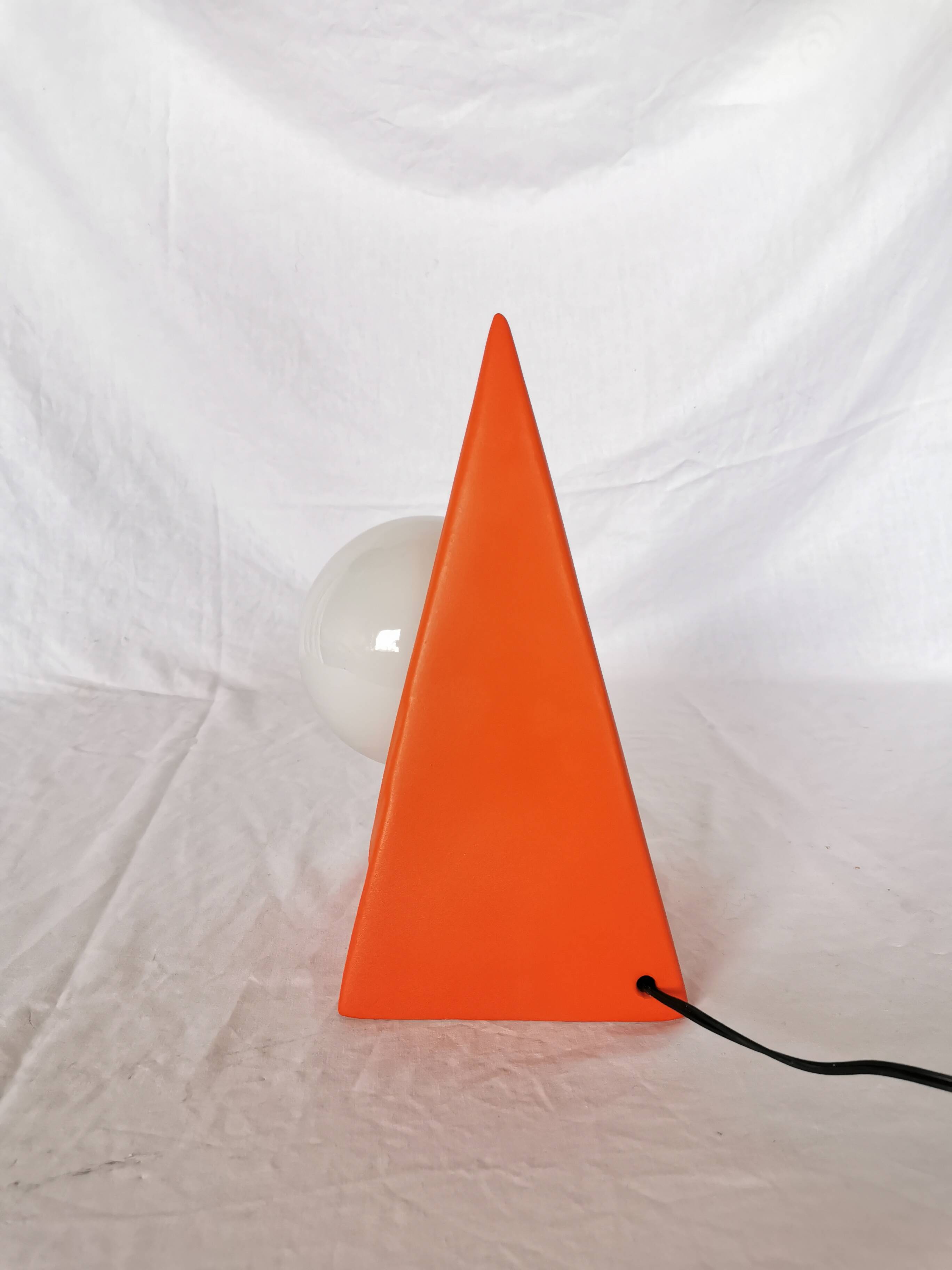 Lampe pyramide céramique, sphère en opaline, postmoderne, 1970.