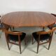 Table ronde et chaises d'Hans Olsen à Afromosia